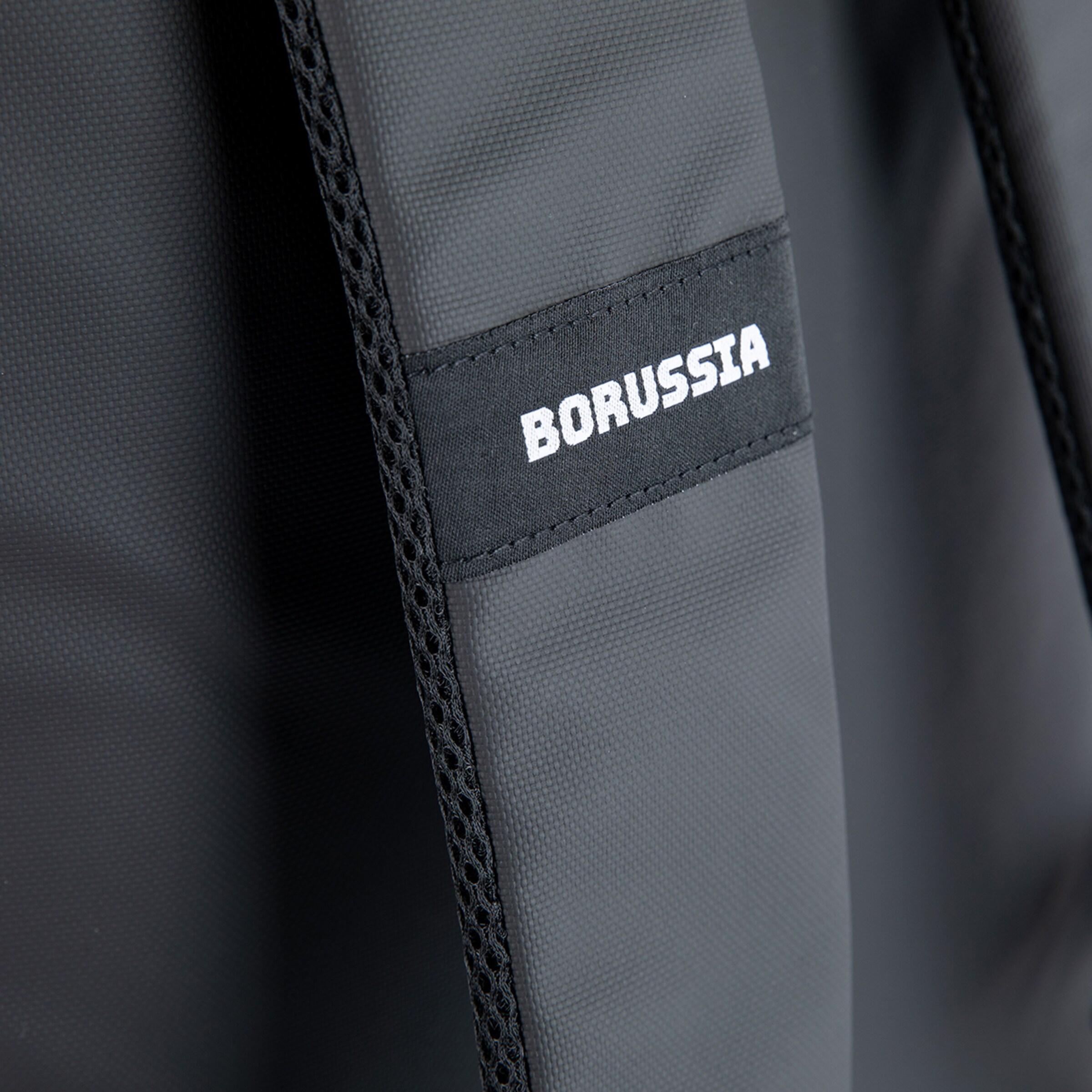 Schwarze Sporttasche mit dem Aufdruck Borussia in Weiß.