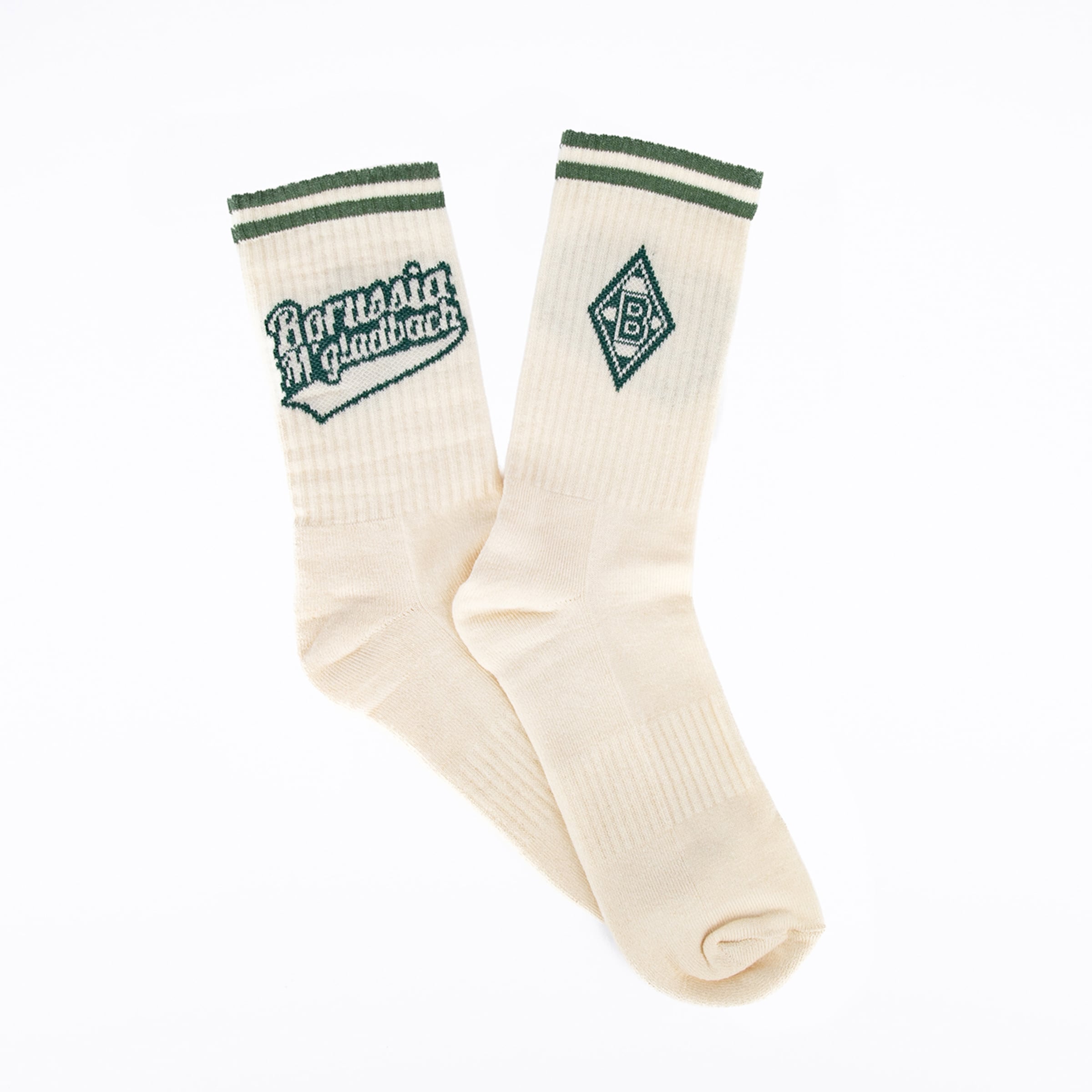 Ein Paar cremefarbene Socken mit dunkelgrünen Streifen am Bündchen. Die linke Socke zeigt den dunkelgrünen Schriftzug 'Borussia M'gladbach', die rechte Socke das rautenförmige Borussia Mönchengladbach Logo.
