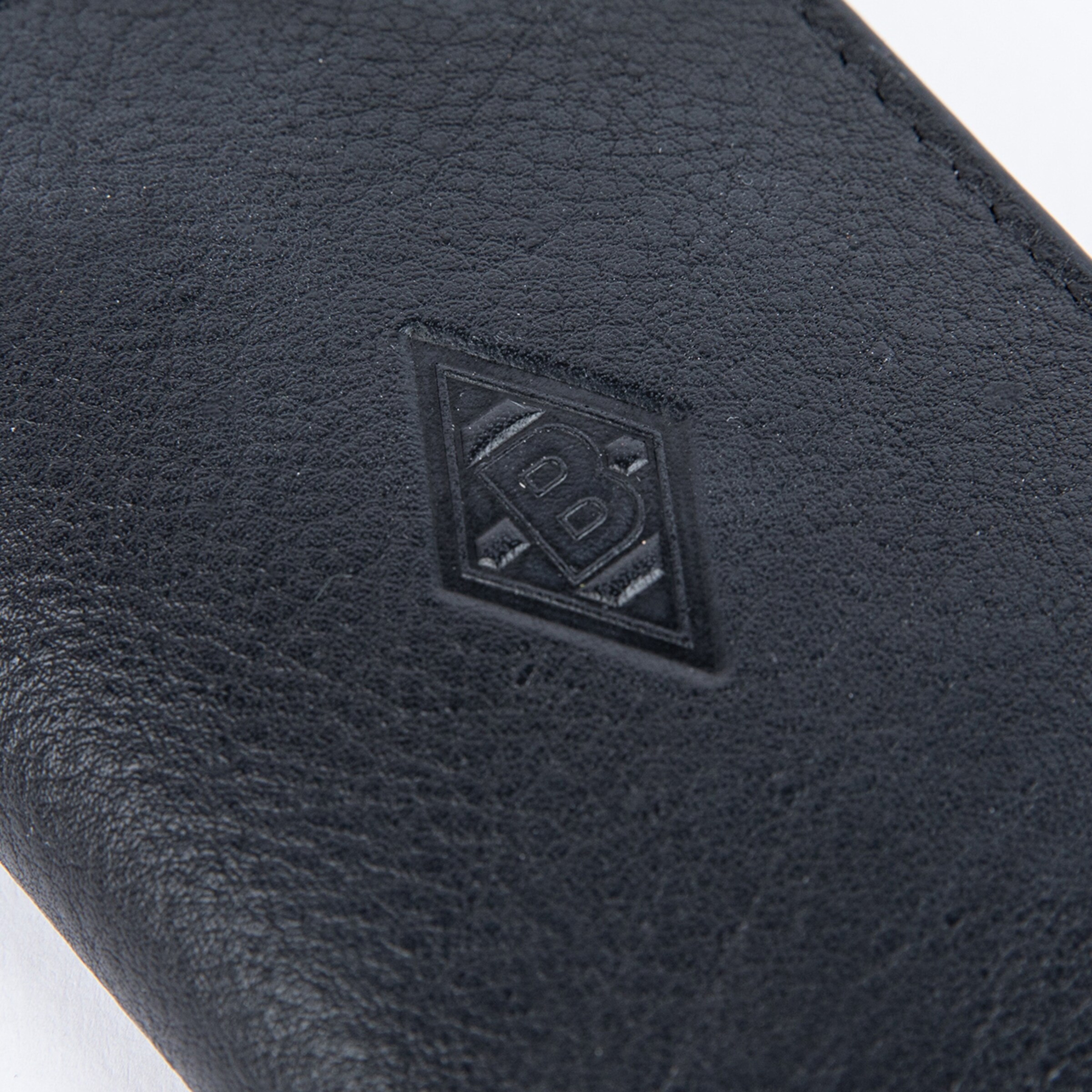 Schwarze Lederhülle mit eingeprägtem Borussia Mönchengladbach-Logo.