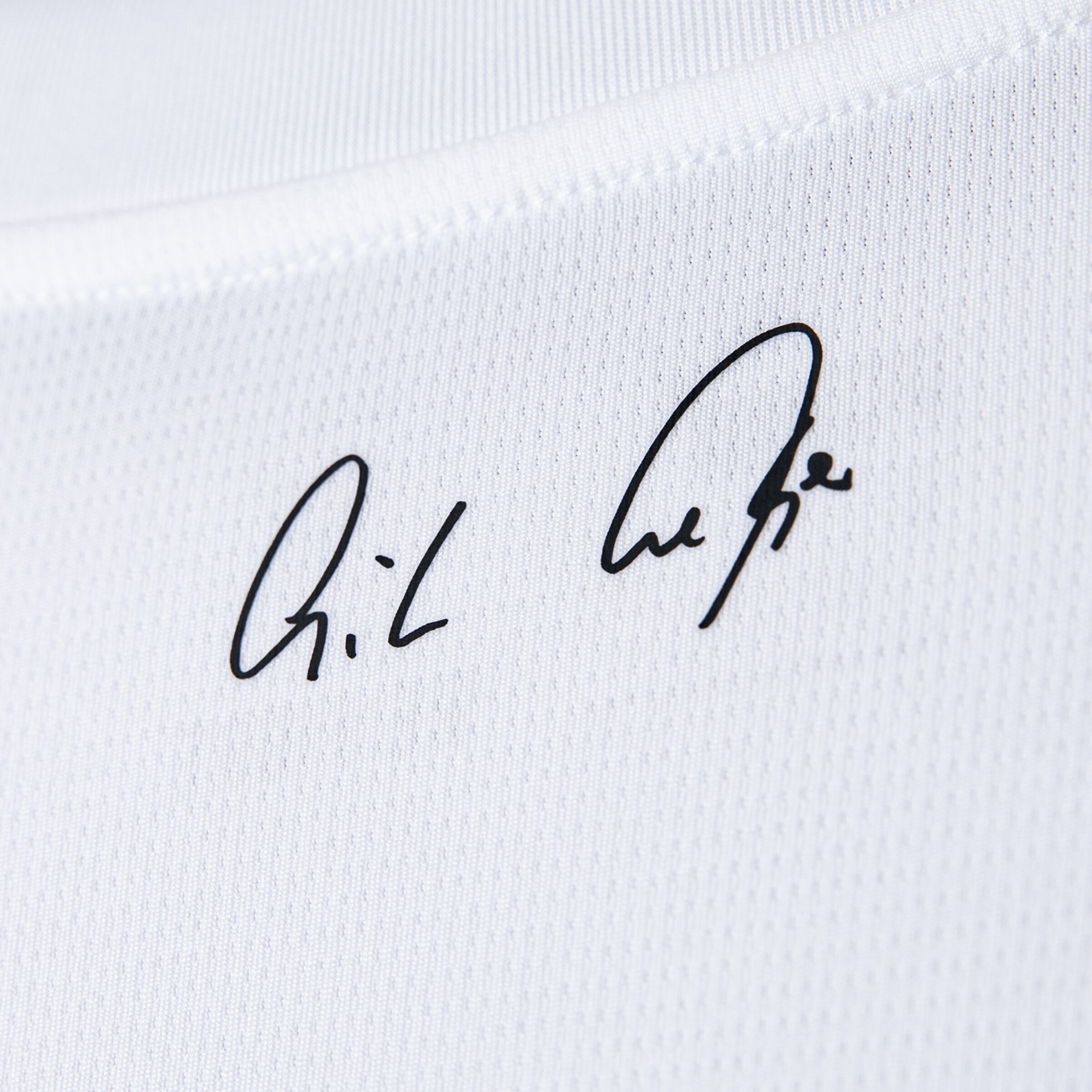 Unterschrift auf einem weißen Trikot.