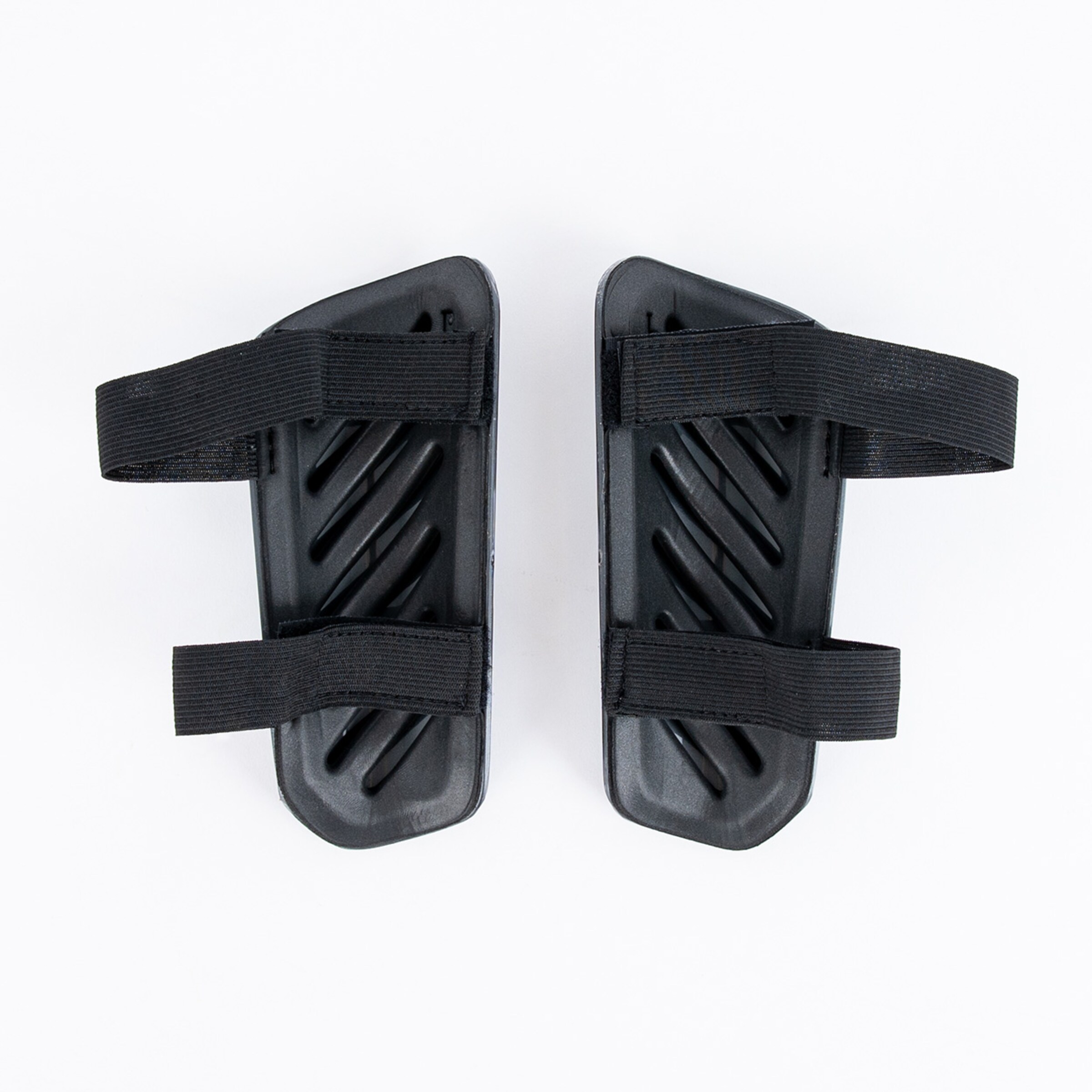 Schwarze Schoner mit zwei Elastikbändern.