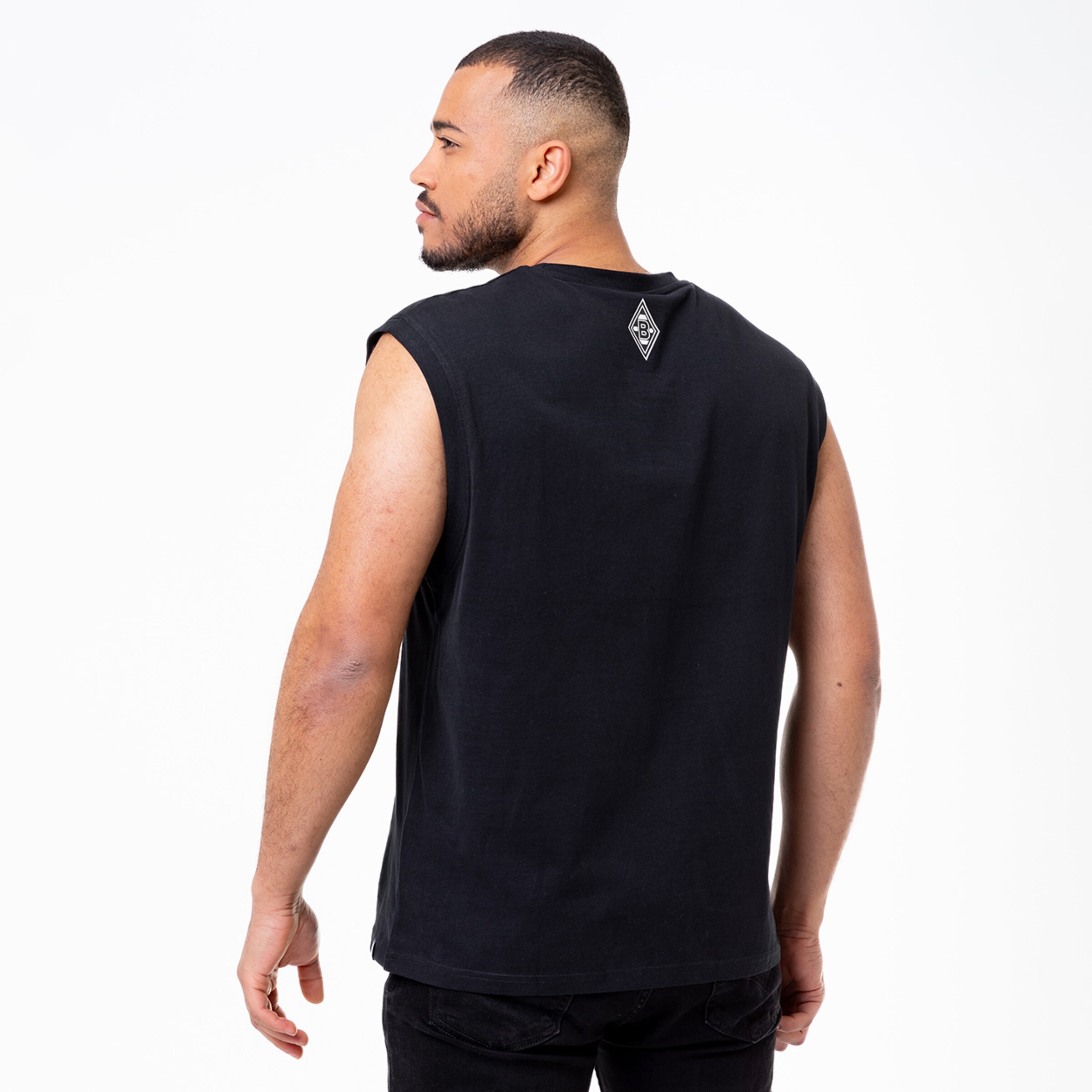 Mann trägt ärmelloses schwarzes Oberteil mit Emblem auf dem Rücken.