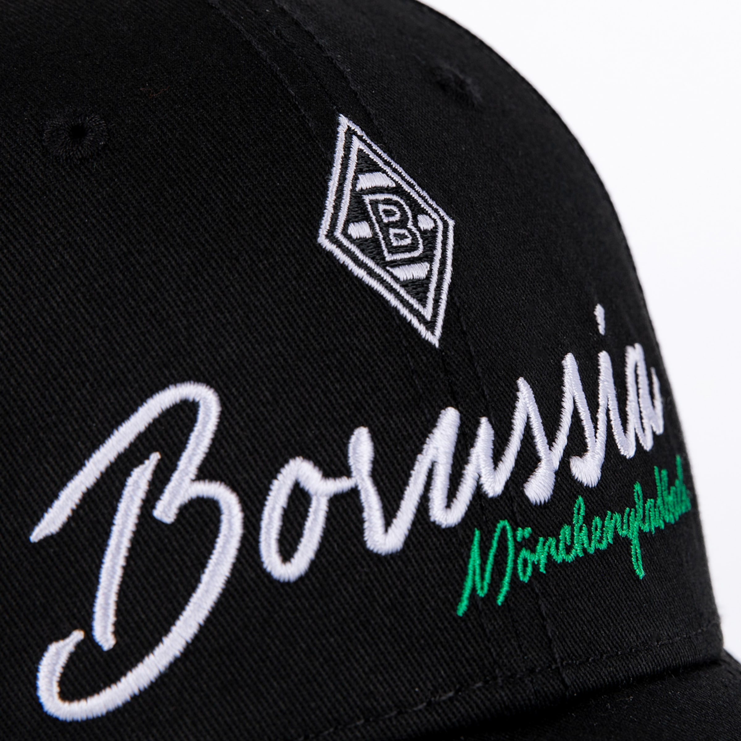 Schwarze Kappe mit gesticktem Borussia Mönchengladbach Logo. „Borussia“ ist weiß, „Mönchengladbach“ grün gestickt.