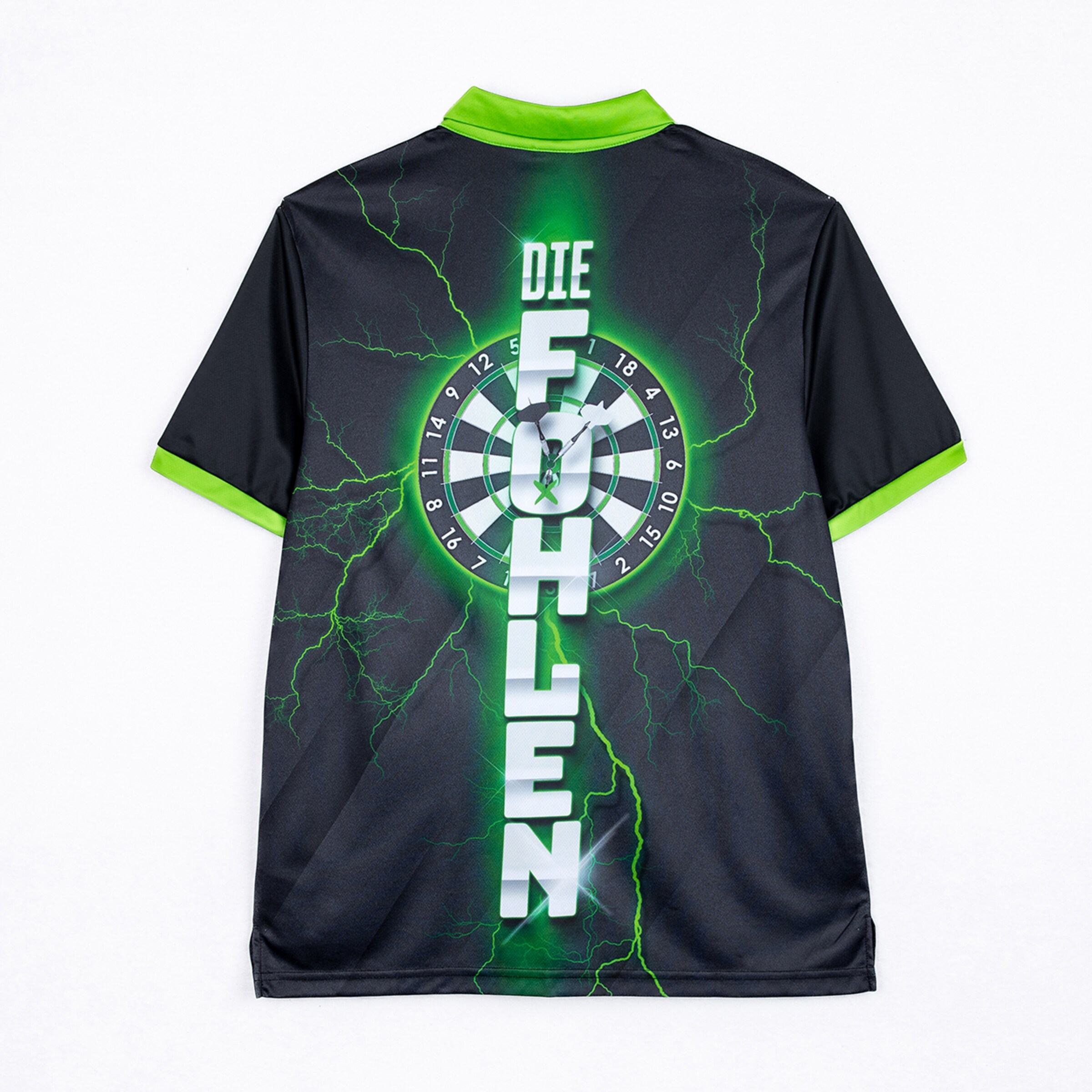 Rückseite eines schwarzen Dart-Shirts mit grünem Kragen. Vertikaler Schriftzug „DIE FOHLEN“ kombiniert mit Dartscheibe und grünen Blitzeffekten.