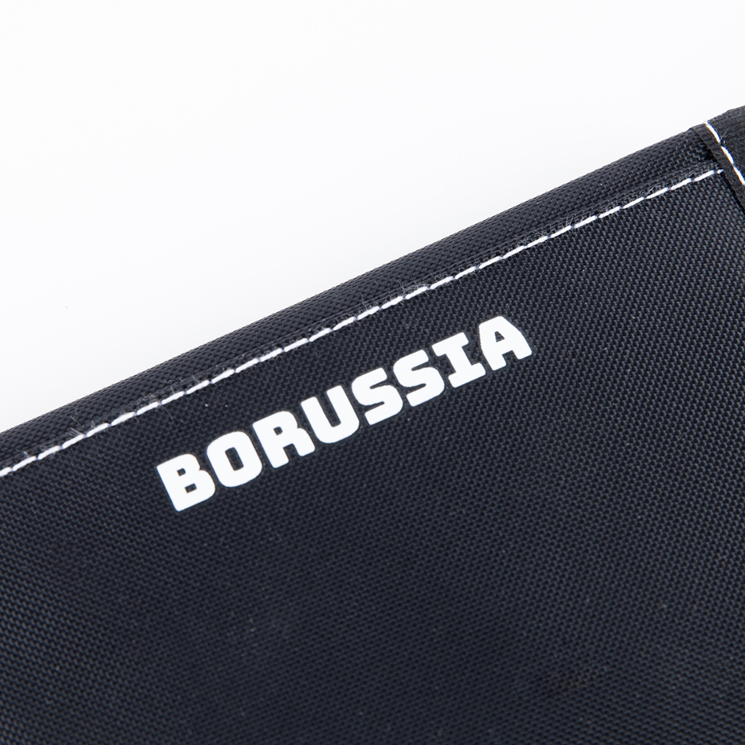 Schwarzes Etui mit dem Aufdruck BORUSSIA in weißer Schrift.
