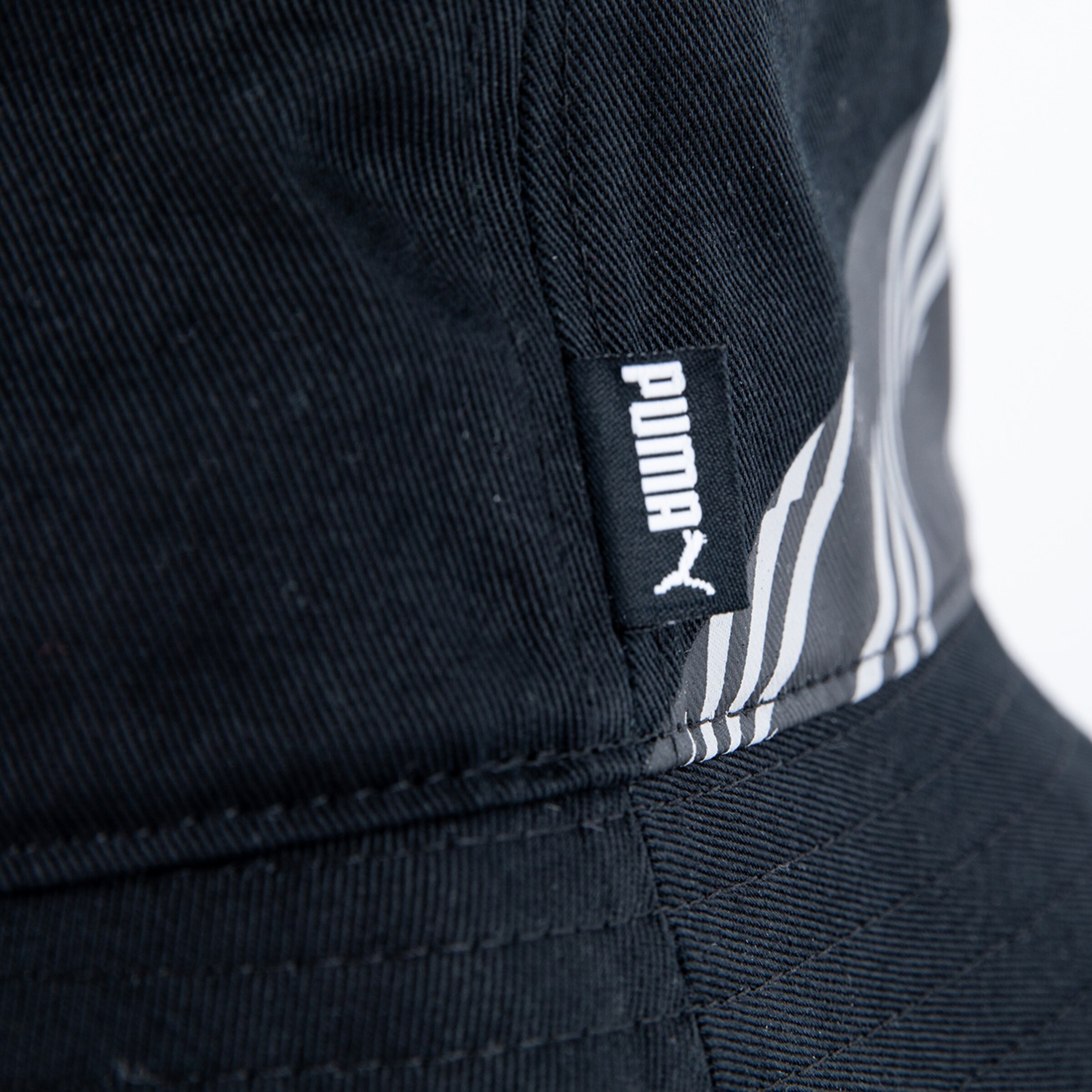 Detailaufnahme einer Puma-Kappe mit einem kleinen Logo.