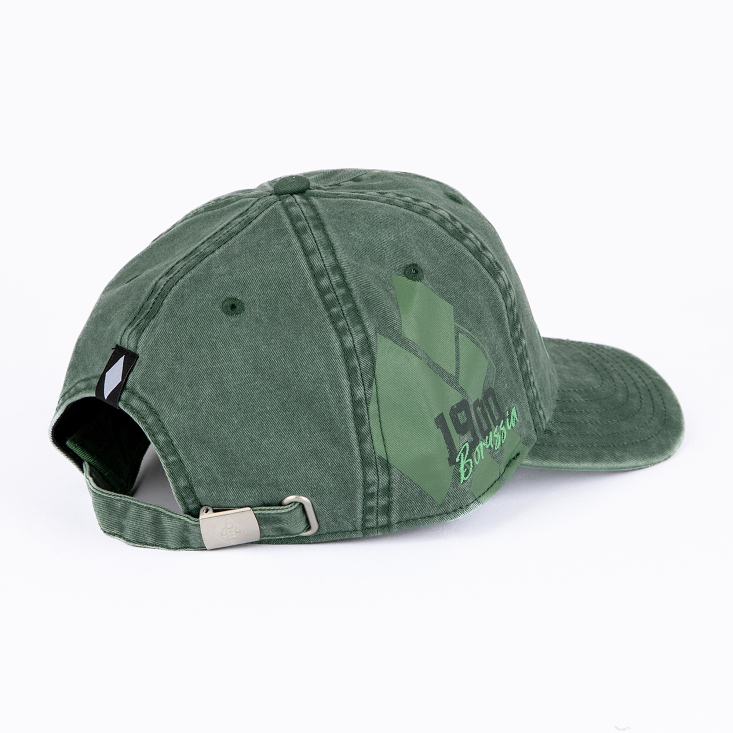 Rückansicht einer verwaschenen grünen Basecap mit verstellbarem Metallverschluss, seitlichem „1900 Borussia“-Aufdruck und kleinem Logo-Etikett.