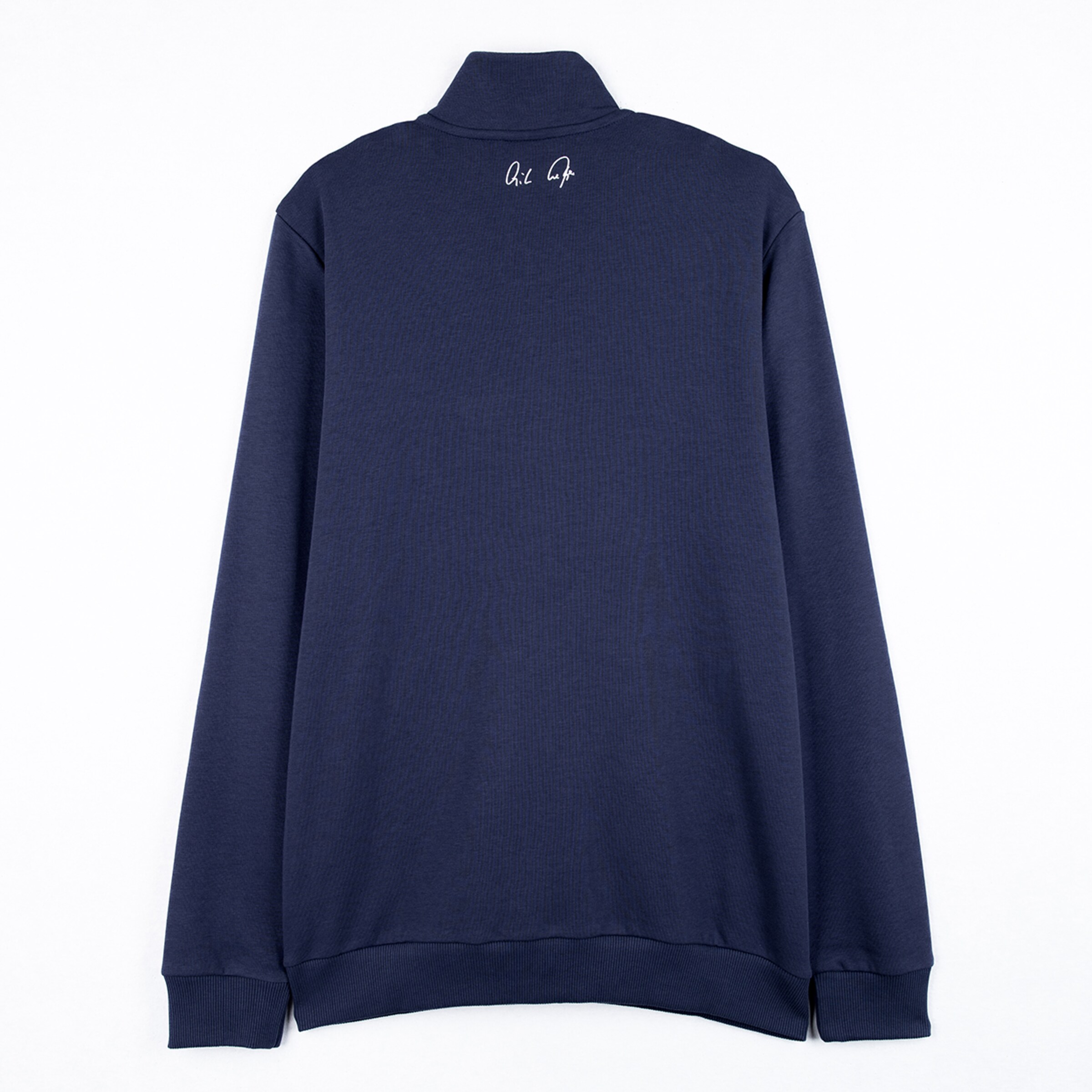 Dunkelblauer Trainerpullover mit hohem Kragen und Stickerei auf dem Rücken.