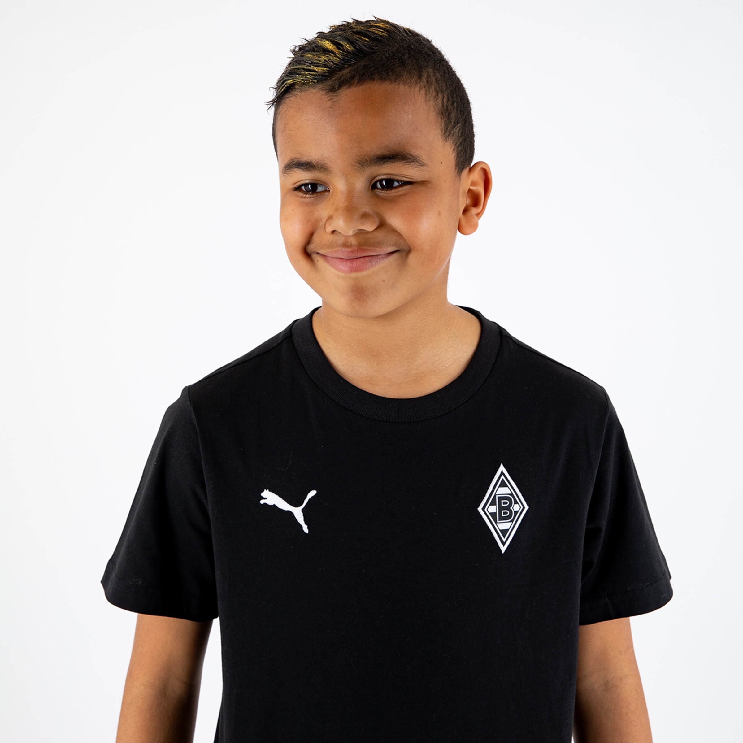 Junge trägt ein schwarzes Borussia Mönchengladbach T-Shirt mit Puma-Logo.