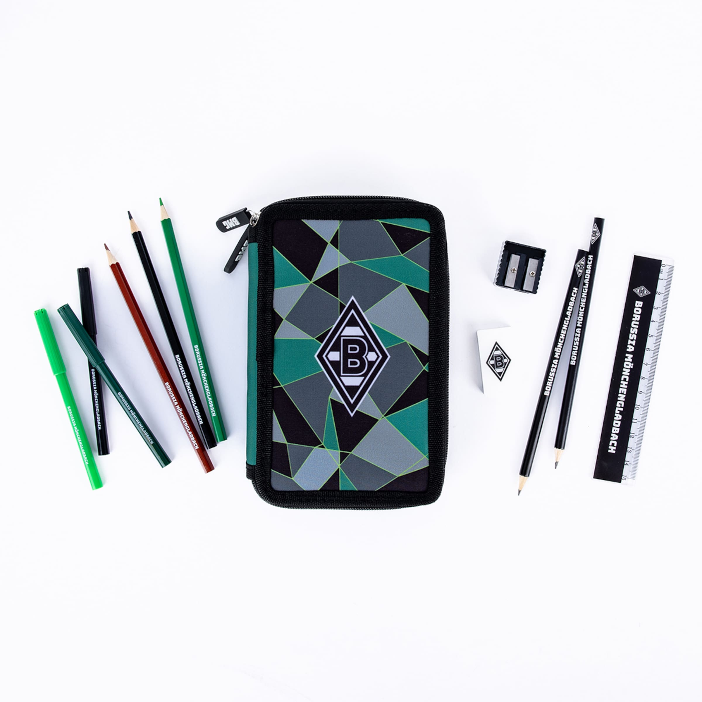 Borussia Mönchengladbach Schulset: Mäppchen mit geometrischem Muster in Grün, Grau, Schwarz, umgeben von Filzstiften, Buntstiften, Bleistiften, Spitzer, Radiergummi und Lineal, alle gebrandet.