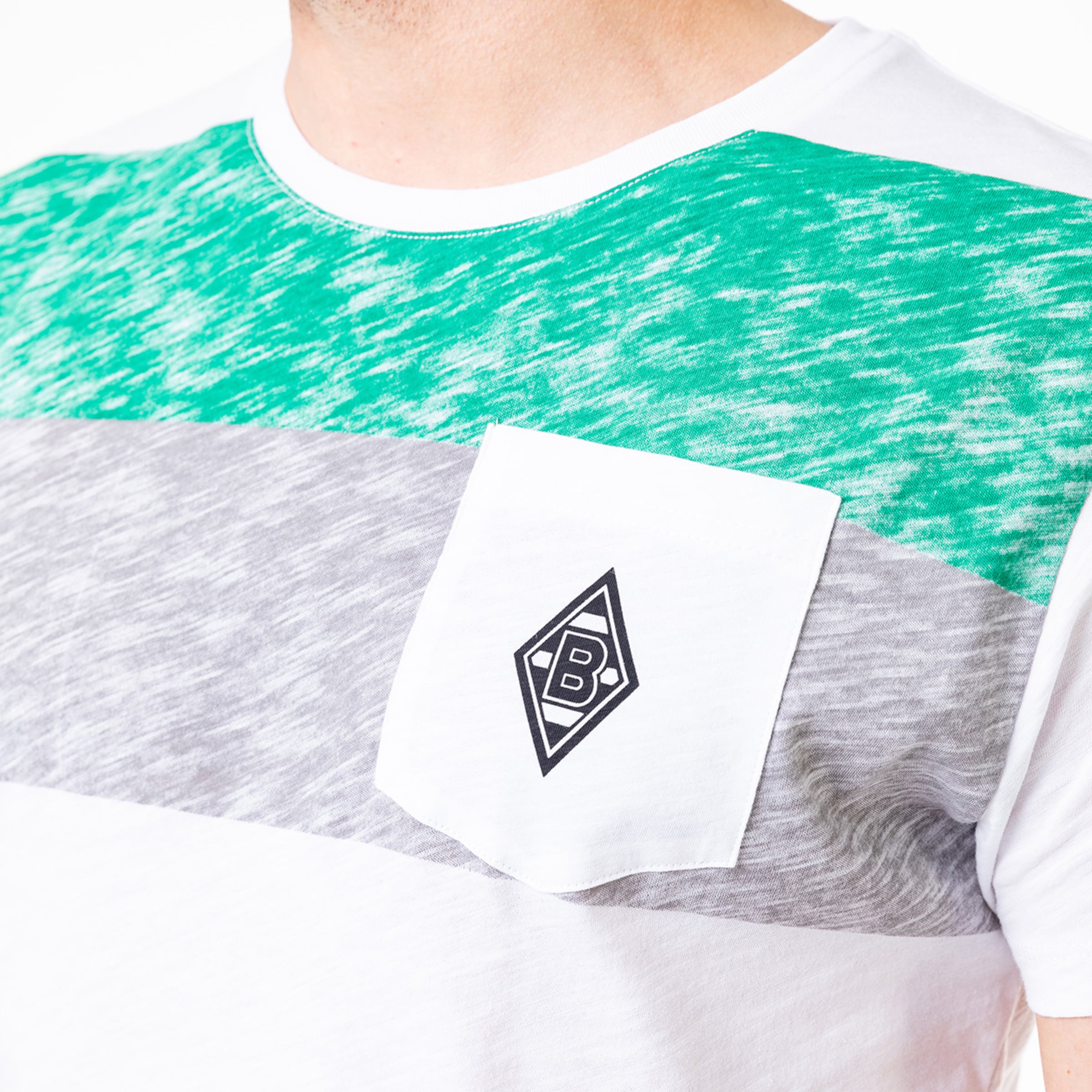 T-Shirt mit grünem und grauem Muster Brusttasche mit Borussia Mönchengladbach Logo.