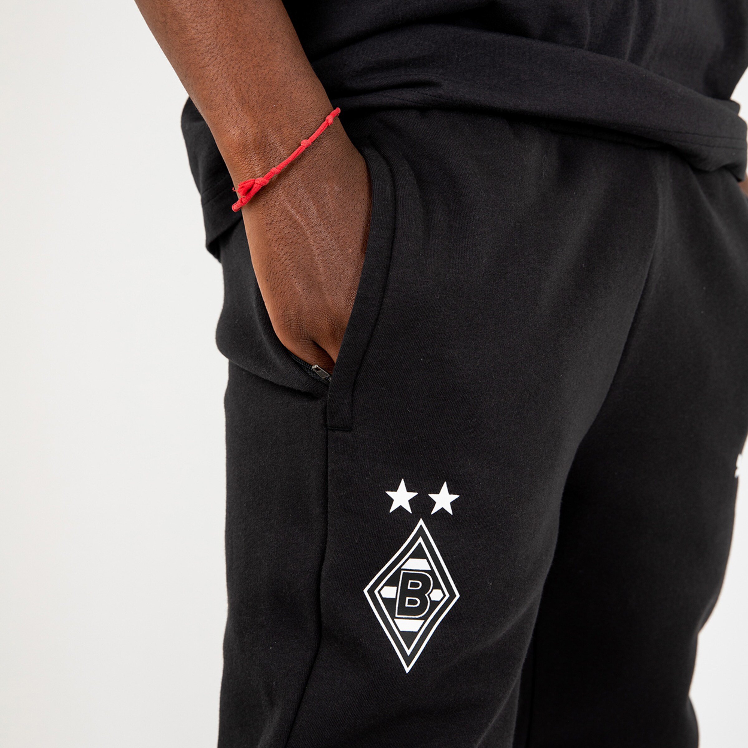 Schwarze Jogginghose mit Borussia Mönchengladbach-Logo und zwei Sternen.