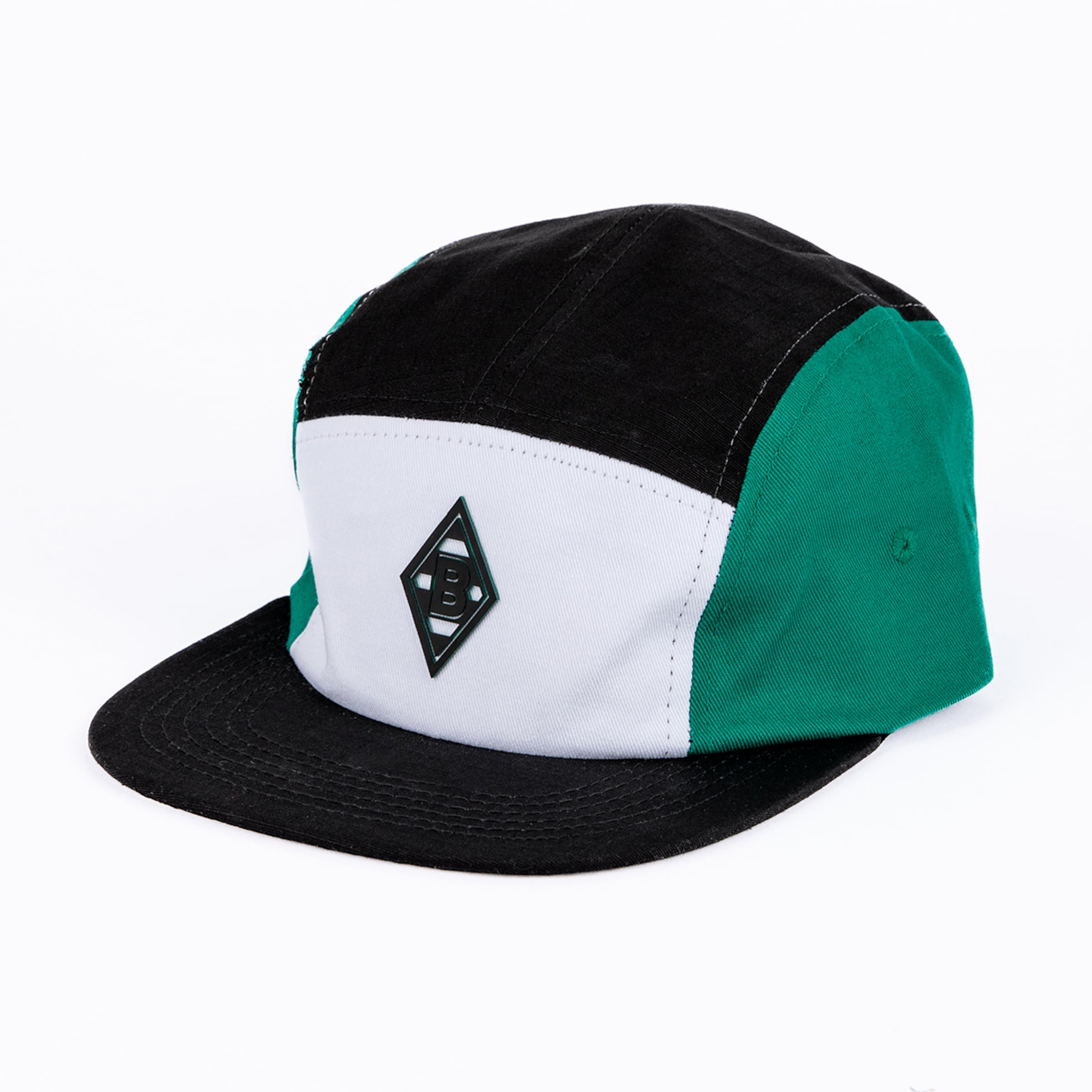 Schwarz-grüne 5-Panel-Cap mit weißer Front, flachem Schirm und schwarzem Rauten-Logo mit einem 'B' in der Mitte.