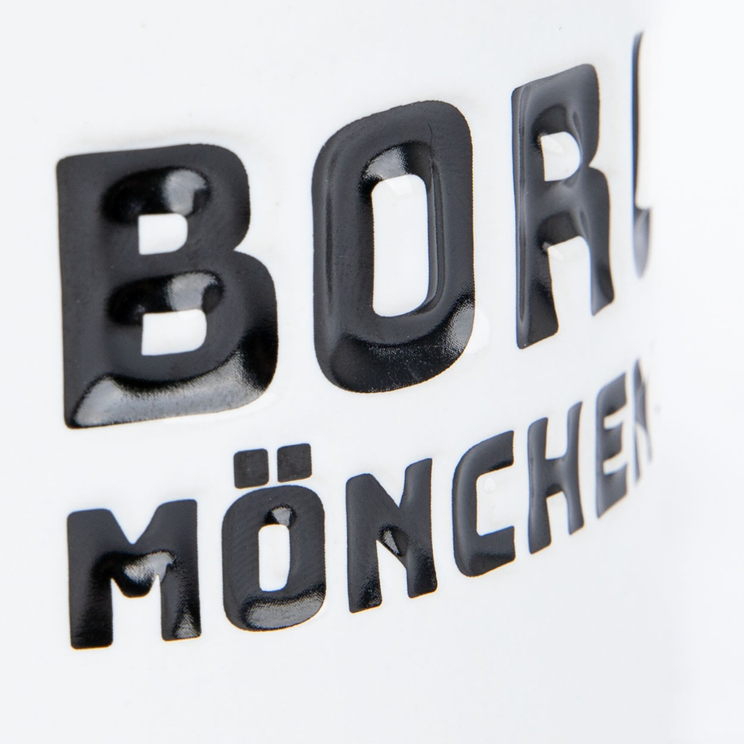 Schwarz-weißer Text BORUSSIA MÖNCHENGLADBACH auf einer Tasse.