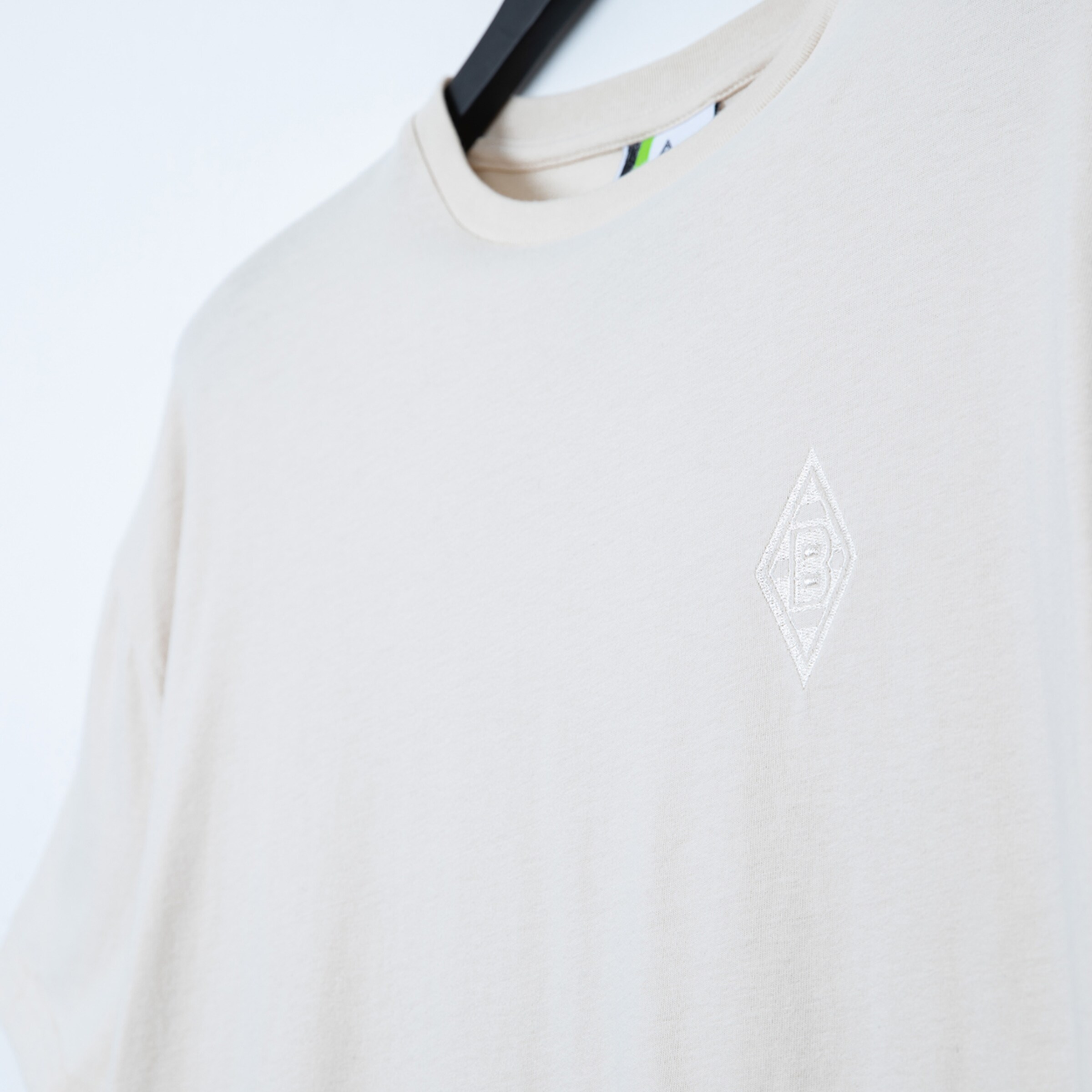 Beige T-Shirt mit einem gestickten B für Borussia Mönchengladbach.