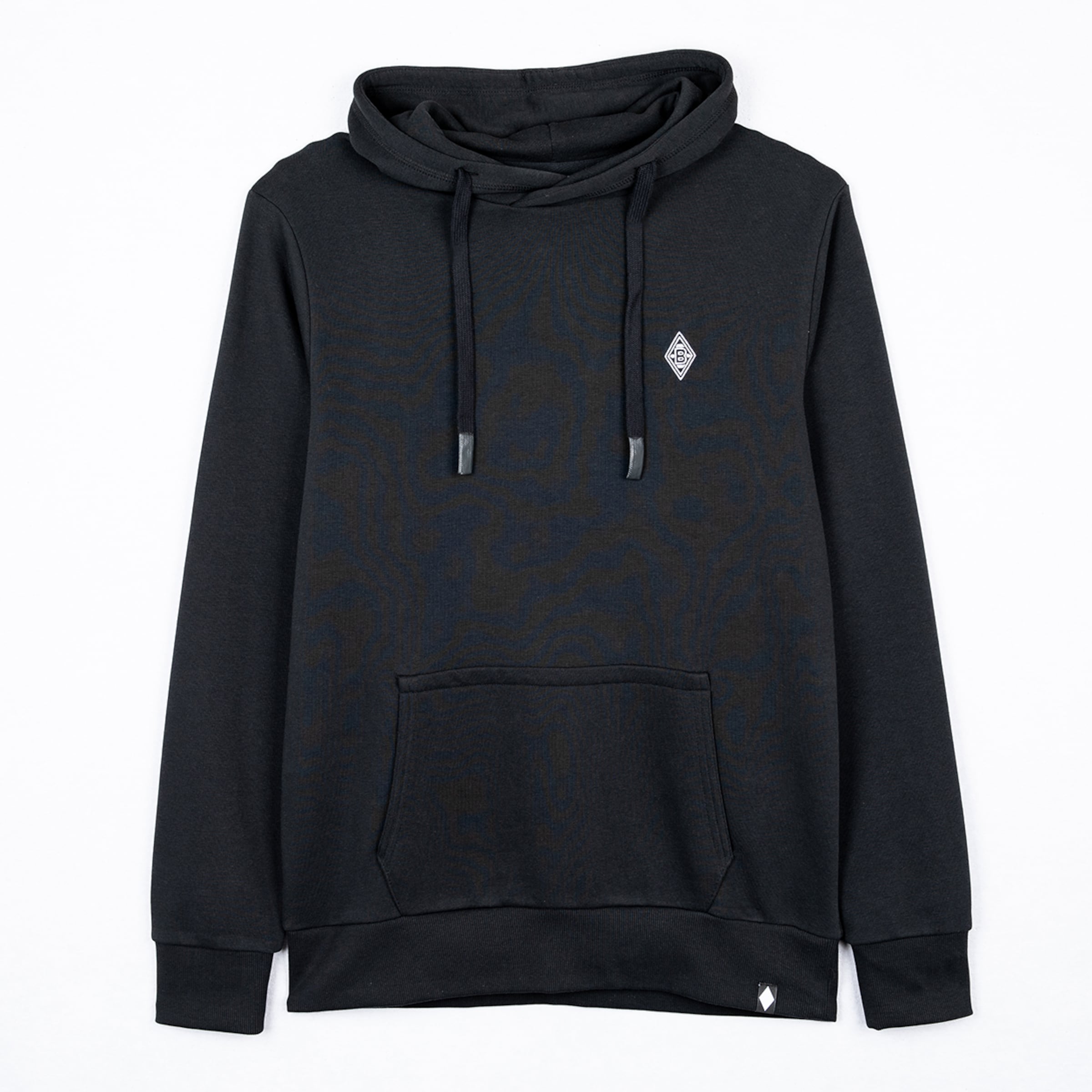 Schwarzer Hoodie mit Kängurutasche und Logo auf der Brust.