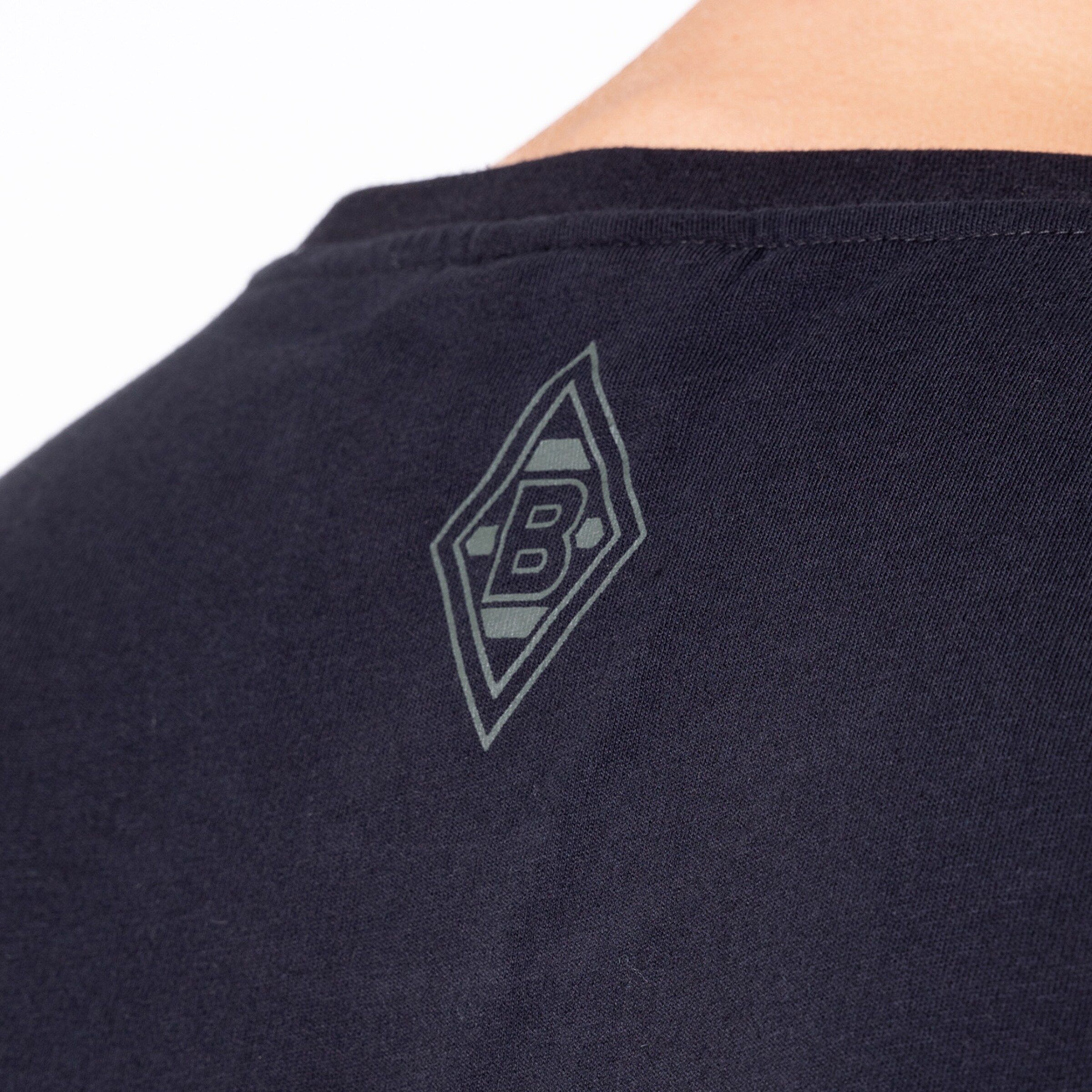 Rückansicht eines schwarzen T-Shirts mit grauem Borussia Mönchengladbach Logo.