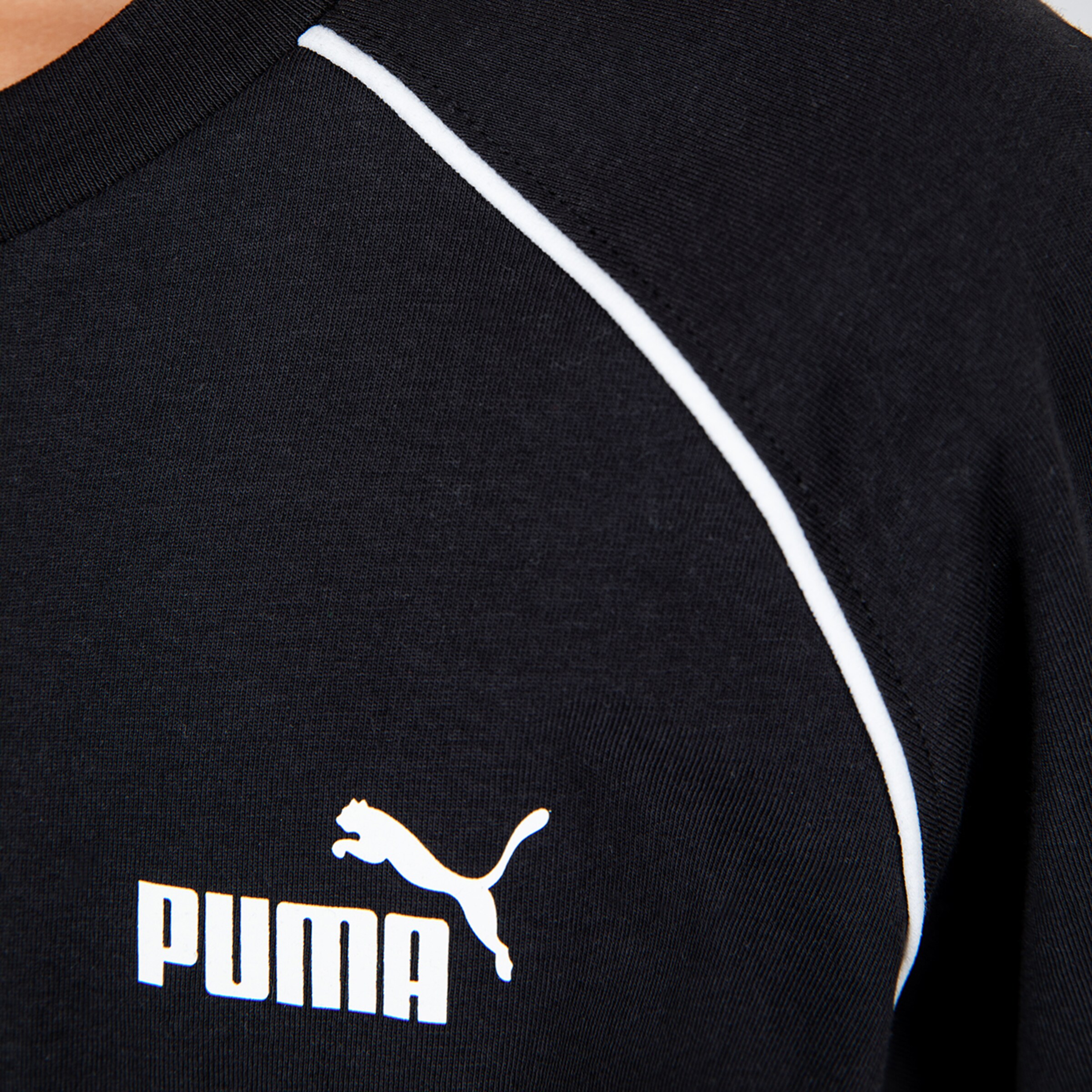 Schwarz-Sportshirt mit weißem Puma-Logo und seitlichem Streifen.