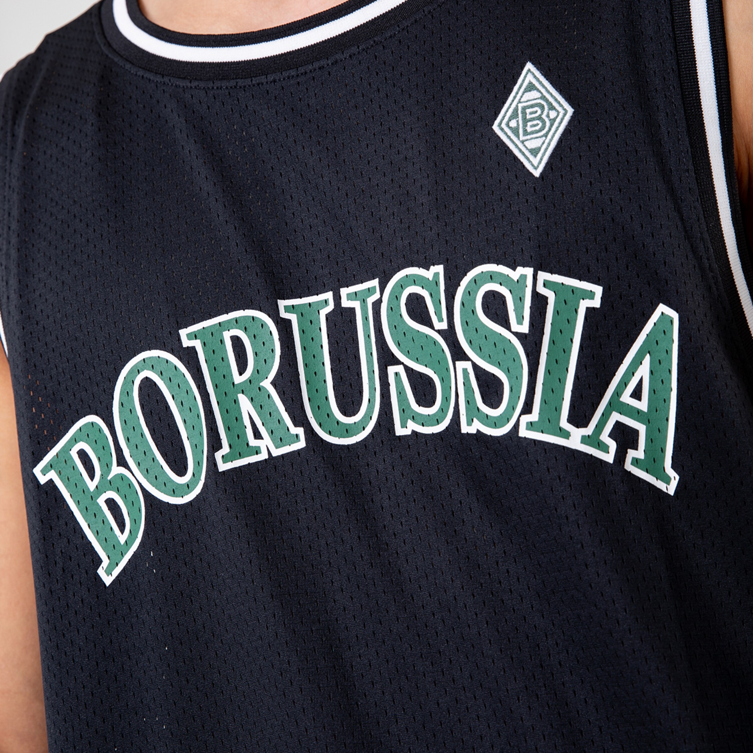 Schwarzes Trikot mit Aufschrift BORUSSIA in grün-weißer Schrift und Logo.