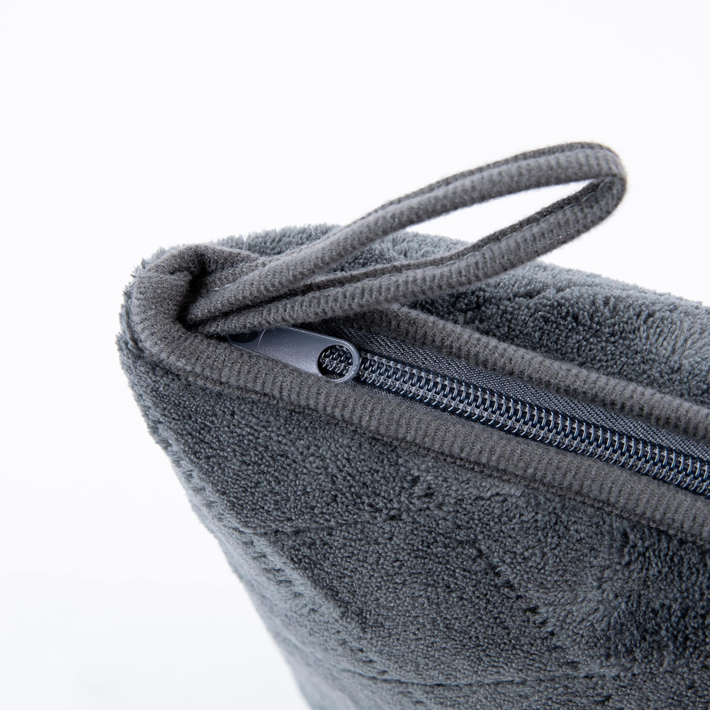 Grau gefütterte Tasche mit Reißverschluss und Schlaufe.