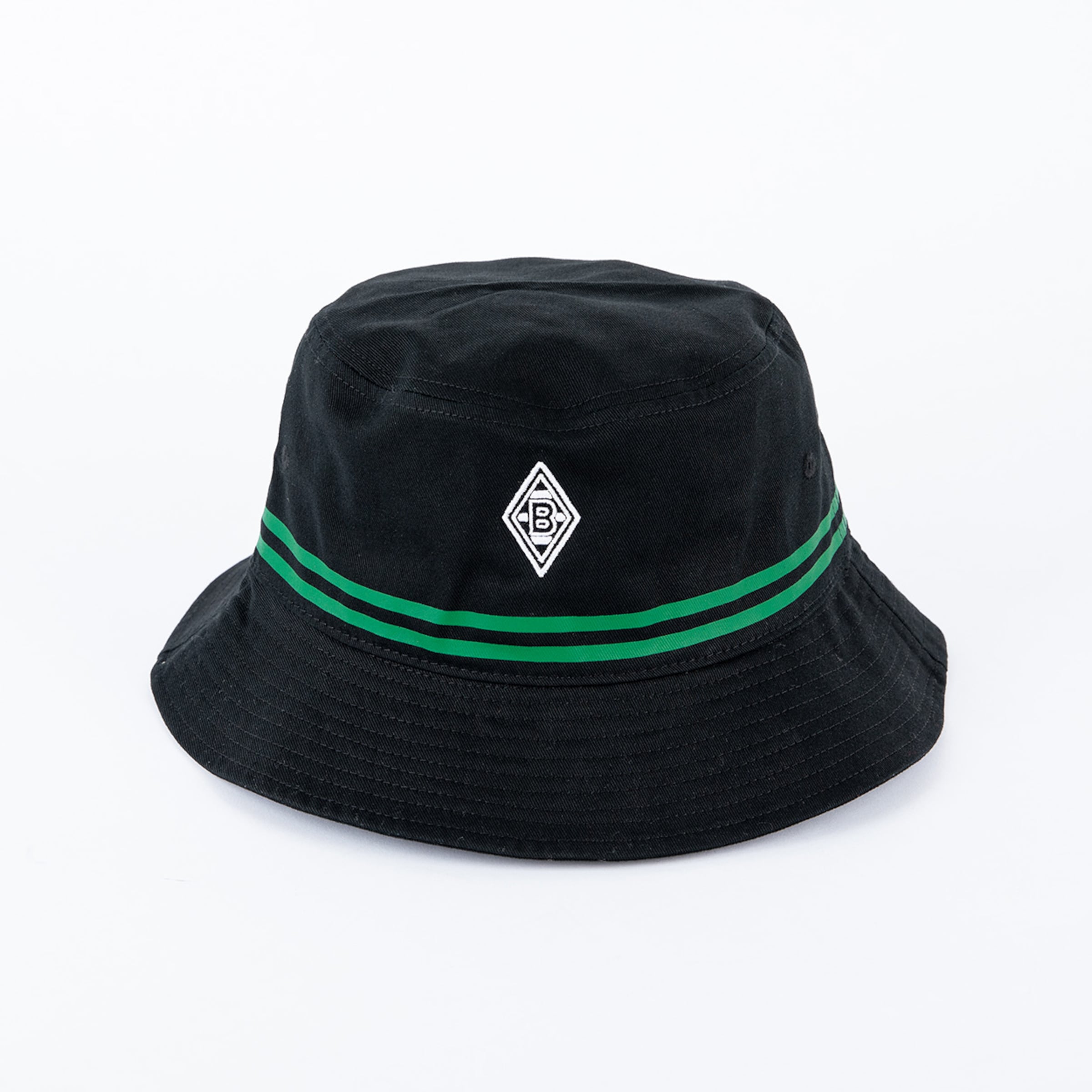 Schwarzer Fischerhut mit zwei grünen Streifen und der weißen Borussia Mönchengladbach Raute auf der Vorderseite. Weißer Hintergrund.