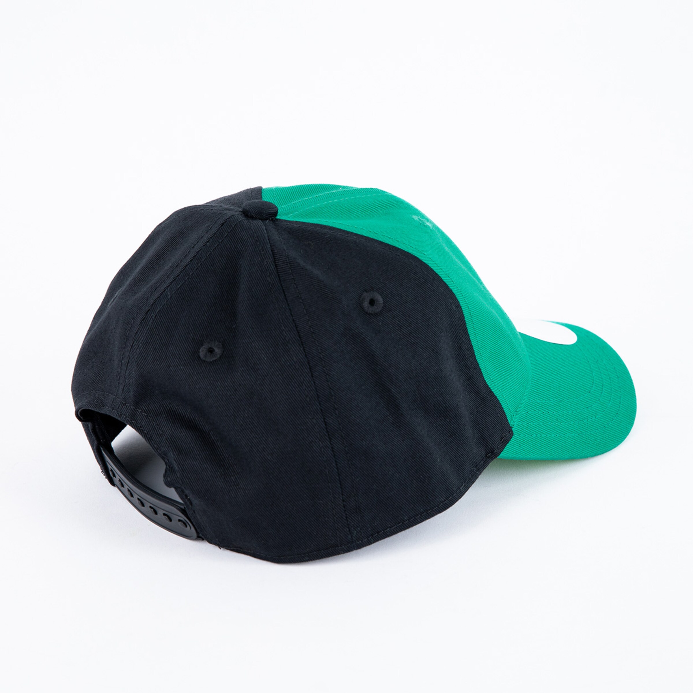 Schwarze und grüne Baseballkappe von hinten fotografiert mit verstellbarem Verschluss.