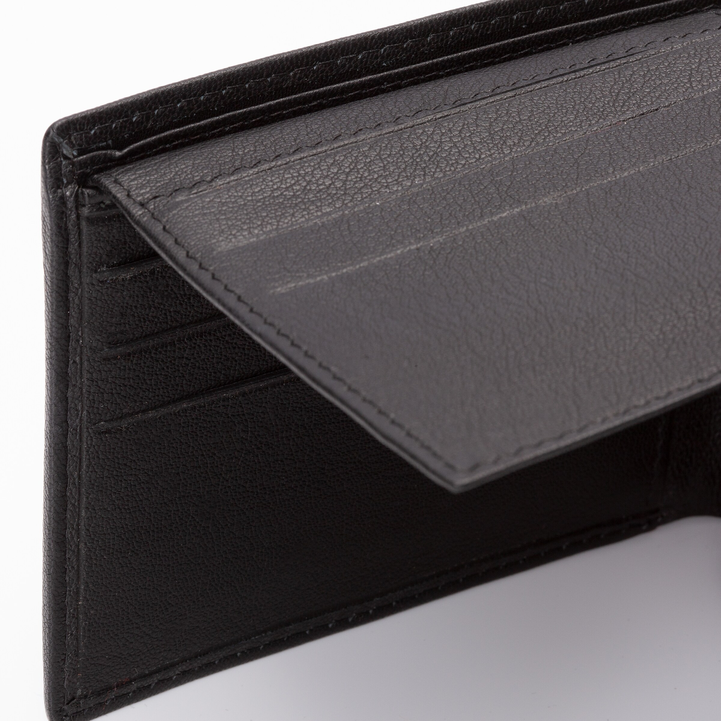 Schwarze Geldbörse mit mehreren Kartenfächern