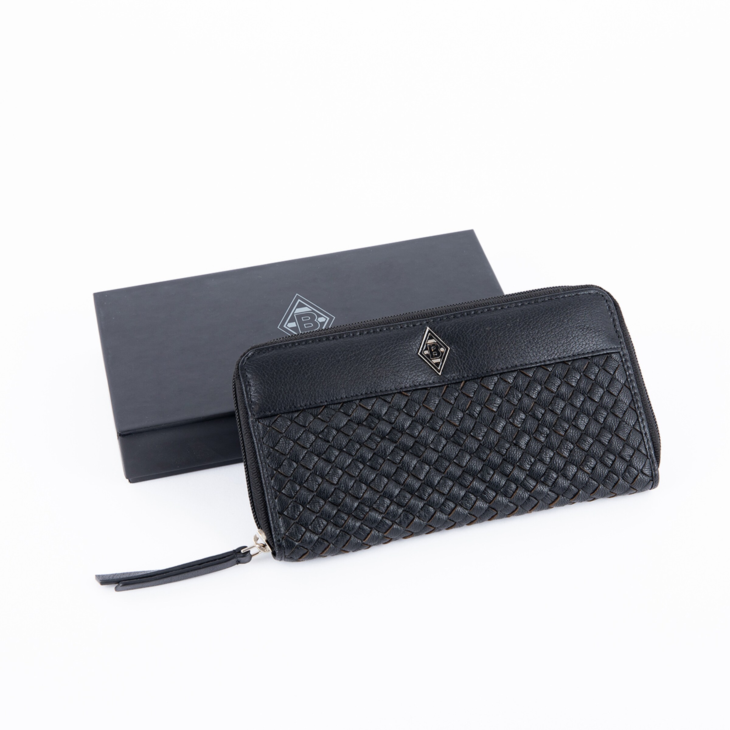 Schwarze Geldbörse mit geflochtenem Design und Logo in schwarzem Karton verpackt.