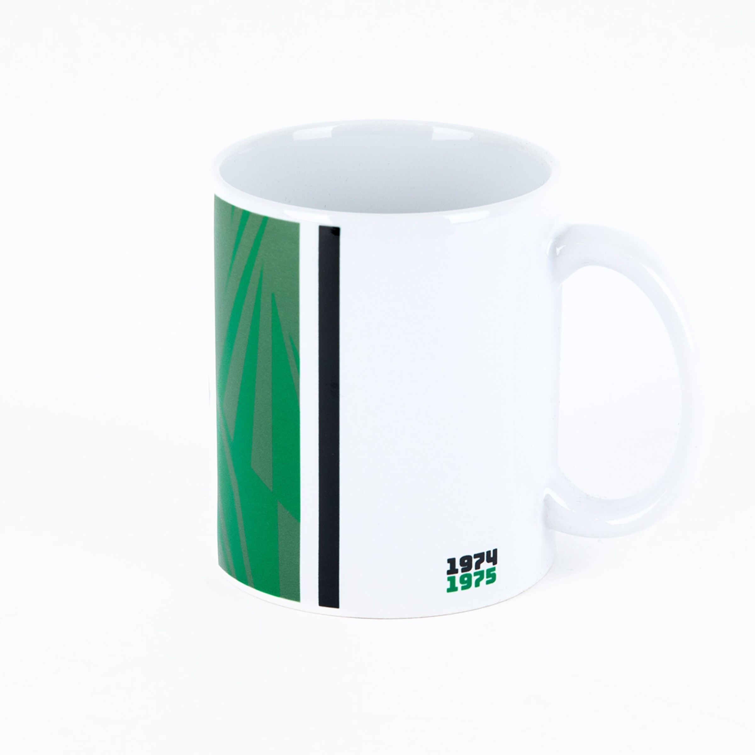 Weiße Tasse mit grünem und schwarzem Design Jahreszahlen 1974-1975.
