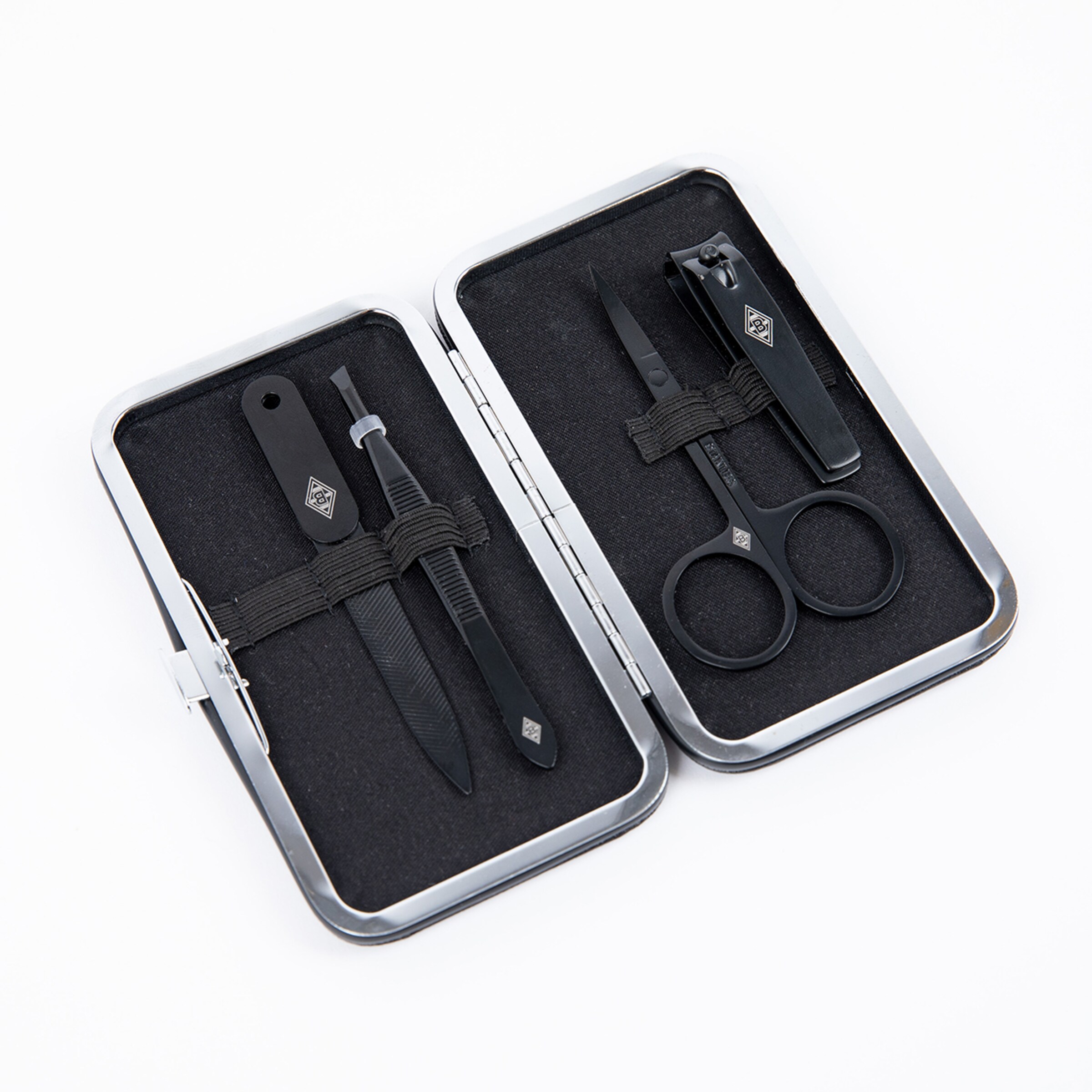 Schwarzes Nagelpflege-Set in einer Metallbox bestehend aus Schere Nagelfeilen und einem Nagelknipser.