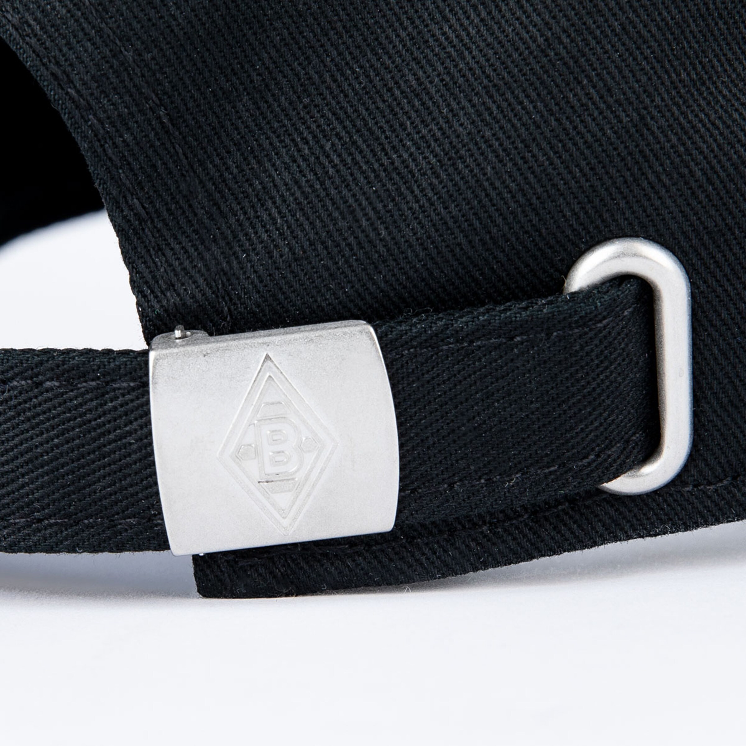 Schwarz mit Logo der Borussia Mönchengladbach auf der Schnalle einer Cap.