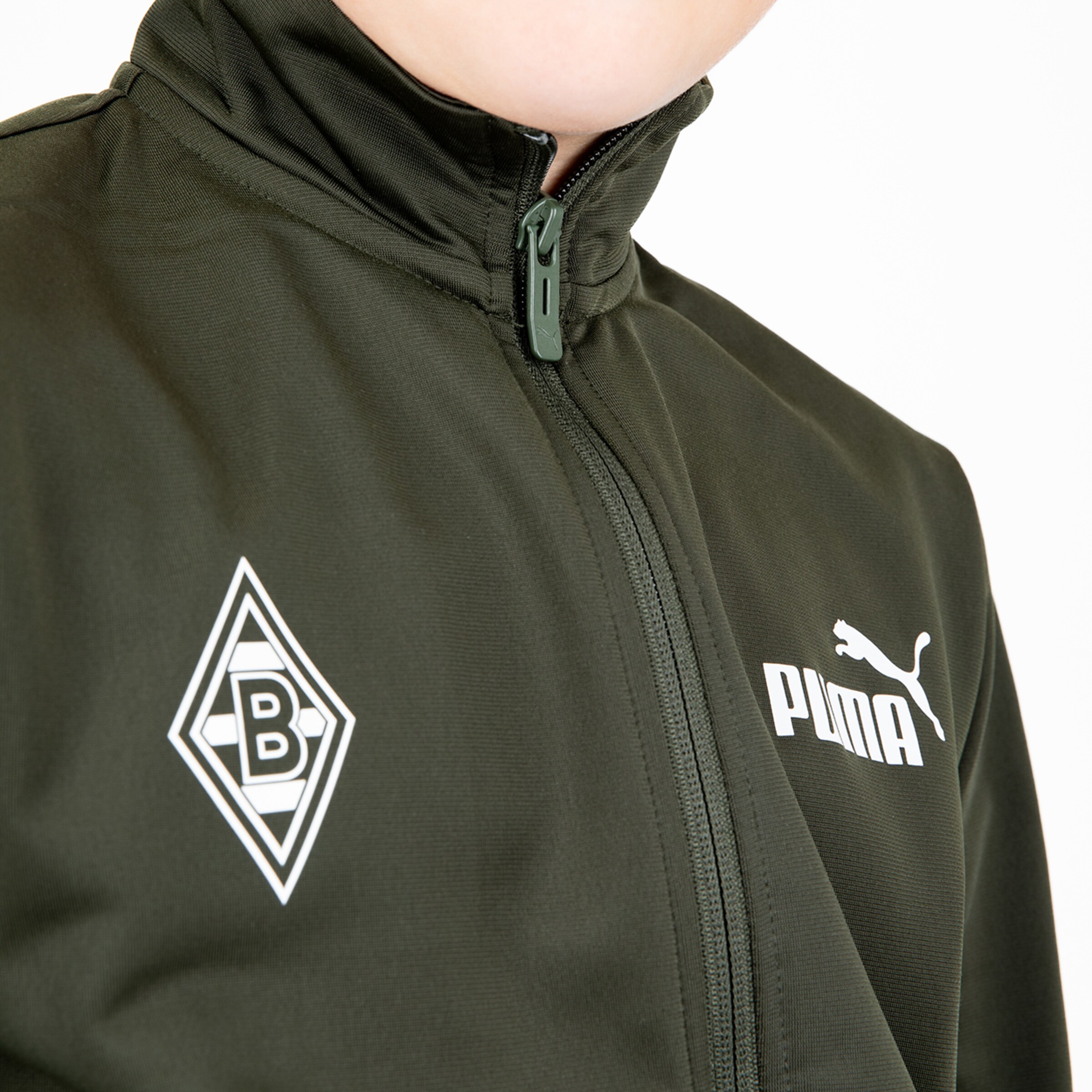 Detailaufnahme einer Trainingsjacke von Puma mit dem Logo von Borussia Mönchengladbach.