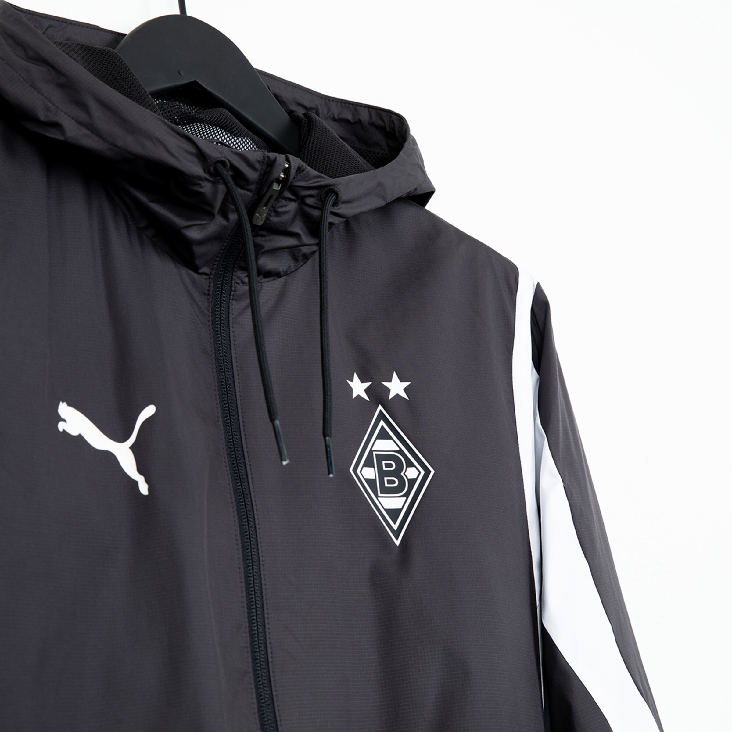 Schwarze Sportjacke mit dem Puma-Logo und dem Borussia Mönchengladbach-Wappen.