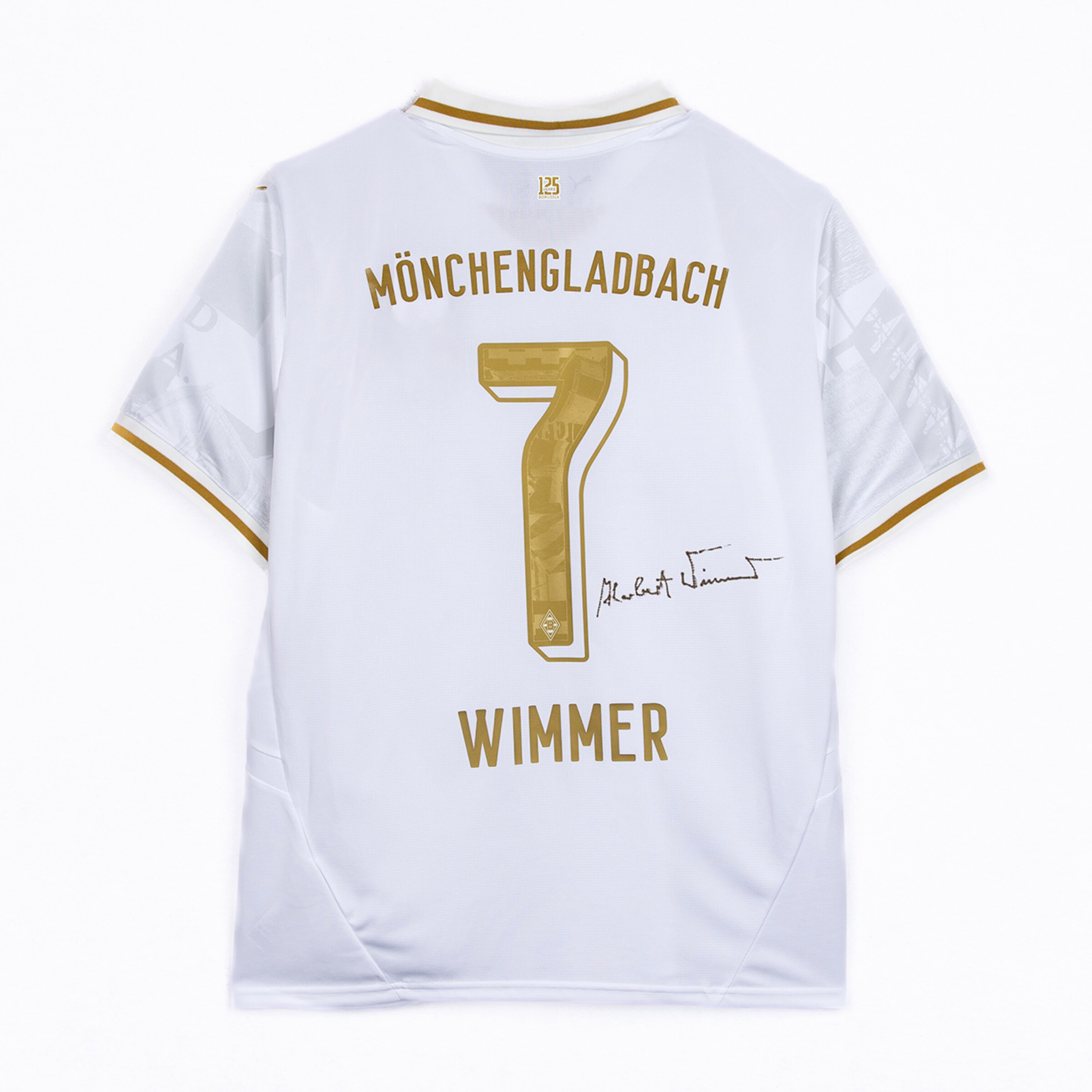 Weiße Rückseite eines Gladbach-Trikots mit goldener Nummer 7, Name Wimmer und Aufschrift Mönchengladbach. Inklusive Signatur und Gold-Akzenten.