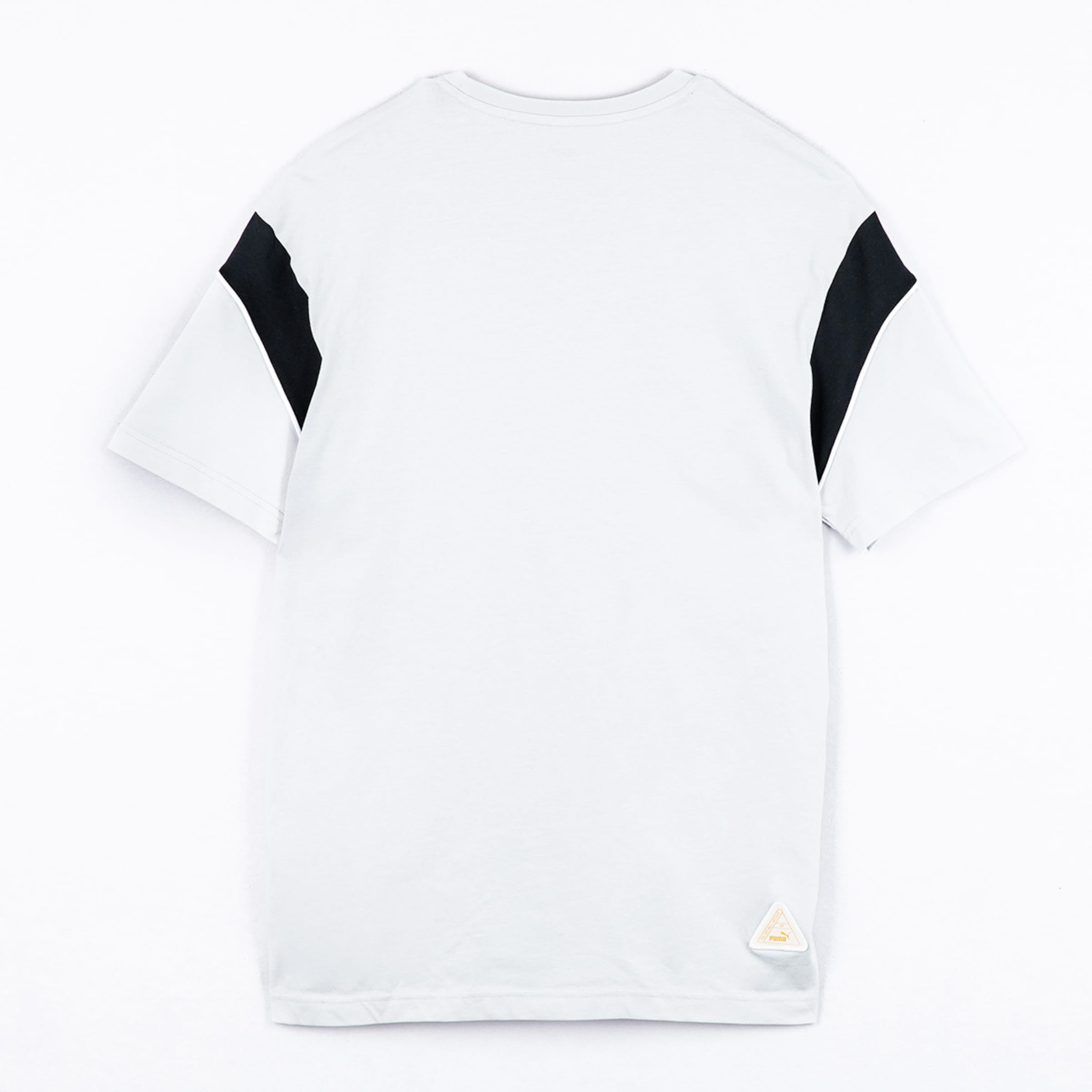 Rückansicht eines grauen T-Shirts mit schwarzen Ärmeln und einem kleinen Logo am unteren Rand.