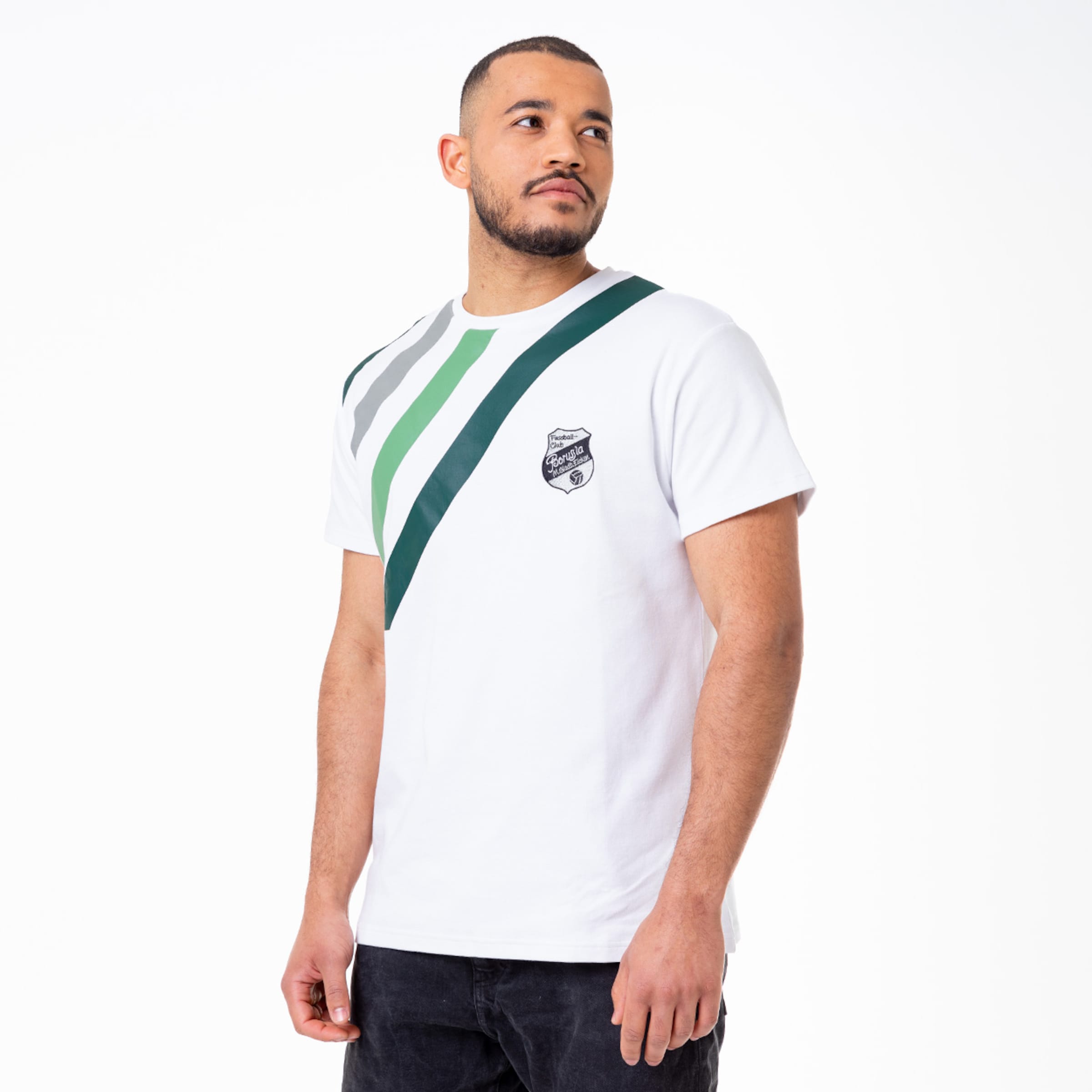 Mann in weißem T-Shirt mit diagonalen grünen und grauen Streifen Borussia Mönchengladbach-Logo auf der Brust.