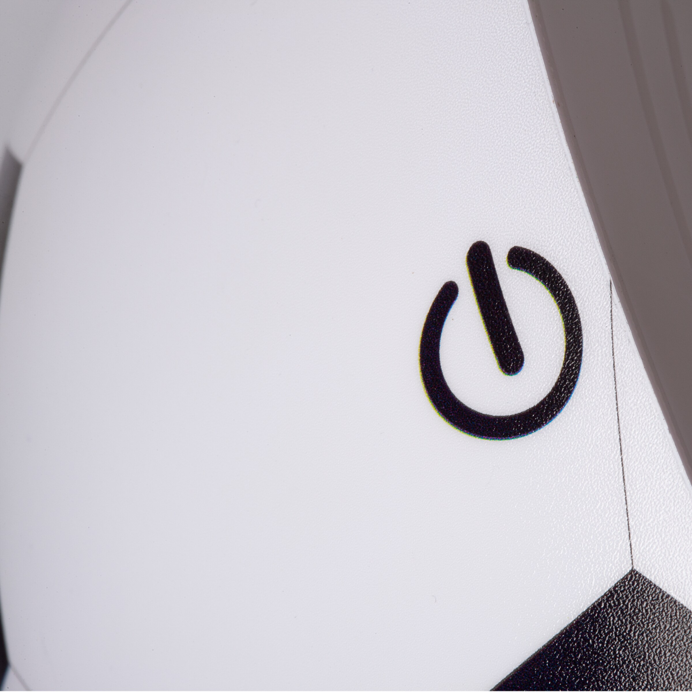 Detailaufnahme eines Fußballs mit einem Symbol für den Einschaltknopf.