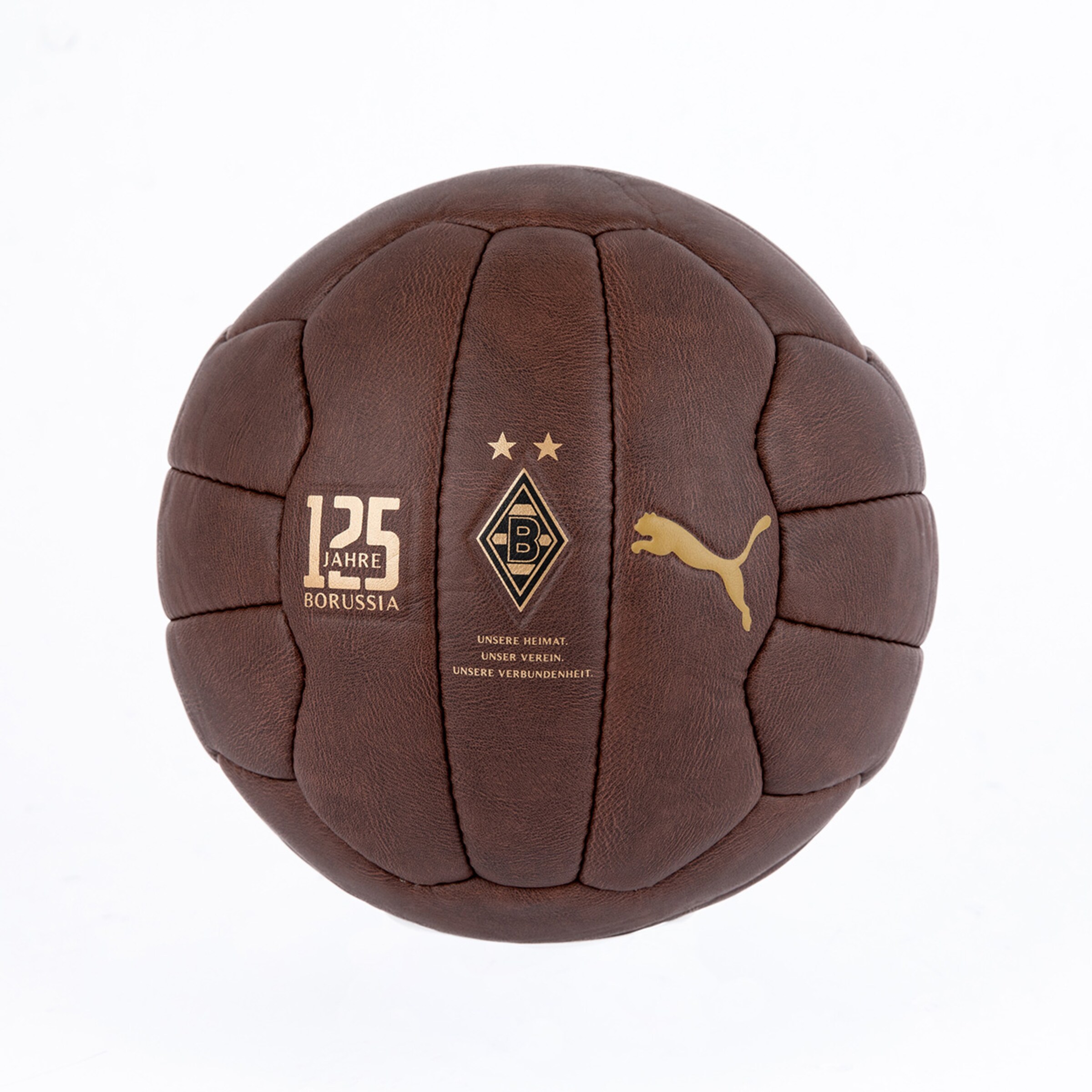 Brauner Retro-Lederfußball mit goldenem 125-Jahre-Borussia-Logo, Mönchengladbach-Wappen und Puma-Logo vor weißem Hintergrund.