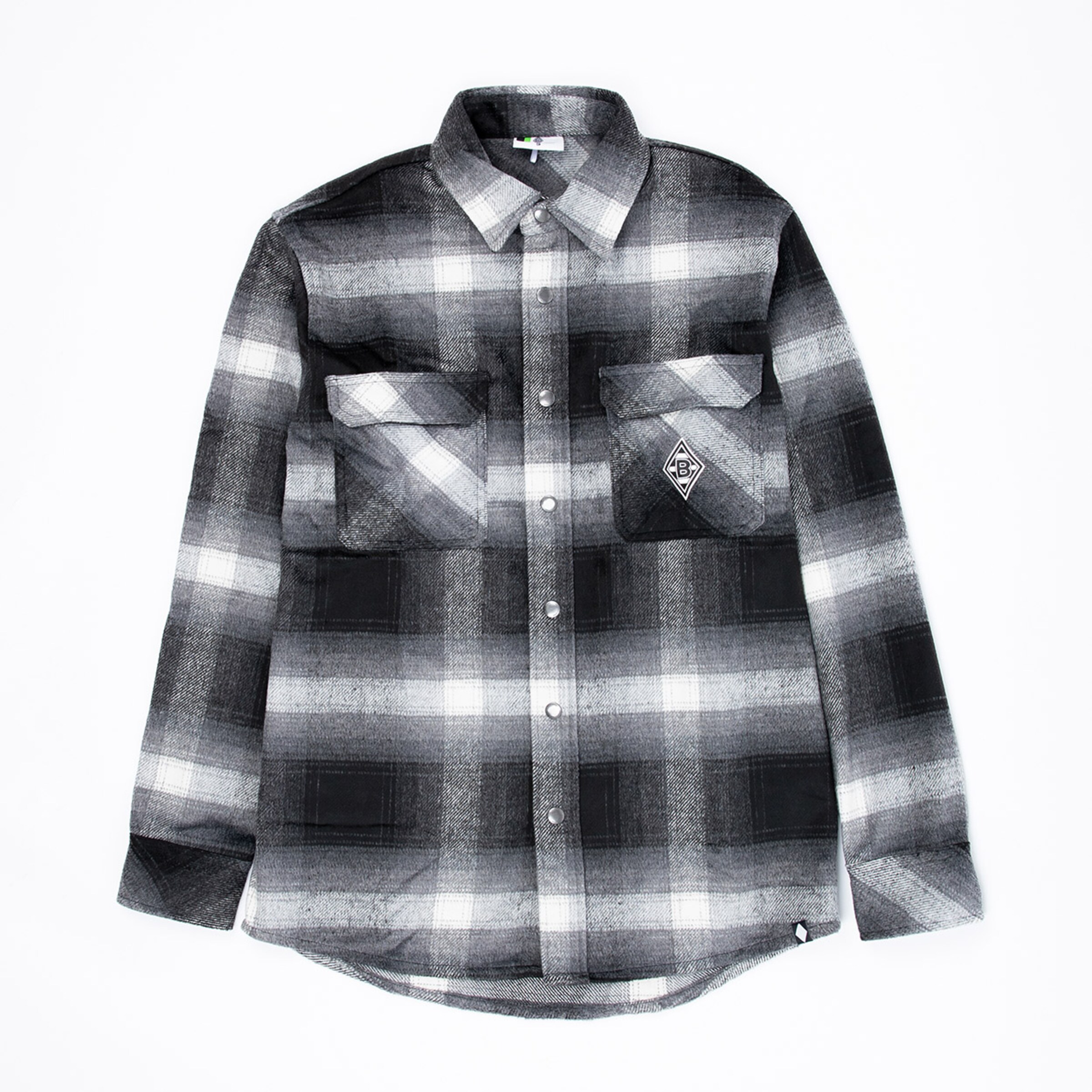 Kariertes Flanellhemd in Schwarz, Grau und Weiß mit zwei Brusttaschen, Druckknöpfen und einem Logo-Patch auf der linken Tasche.