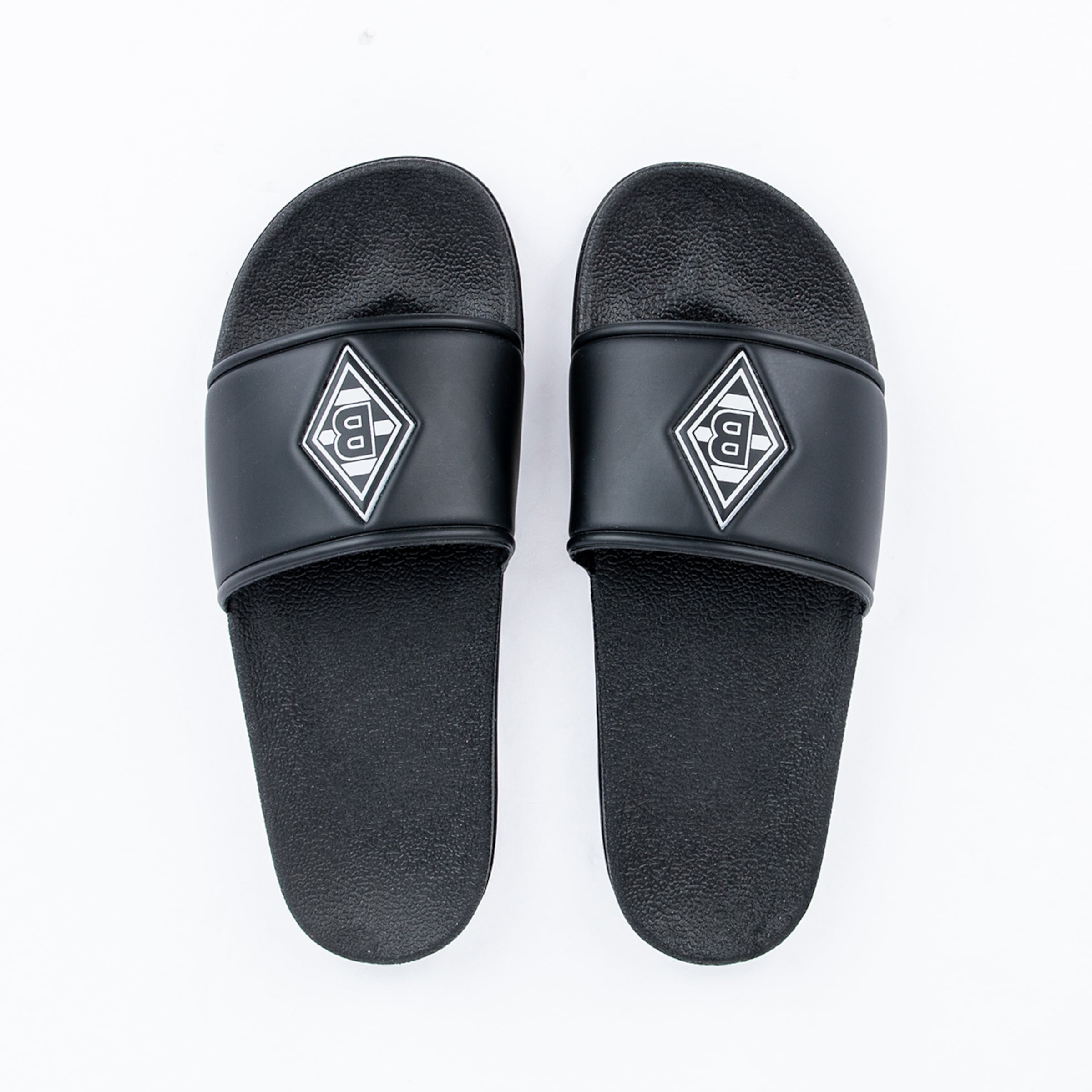Schwarze Slides mit einem weißen Borussia Mönchengladbach-Logo.