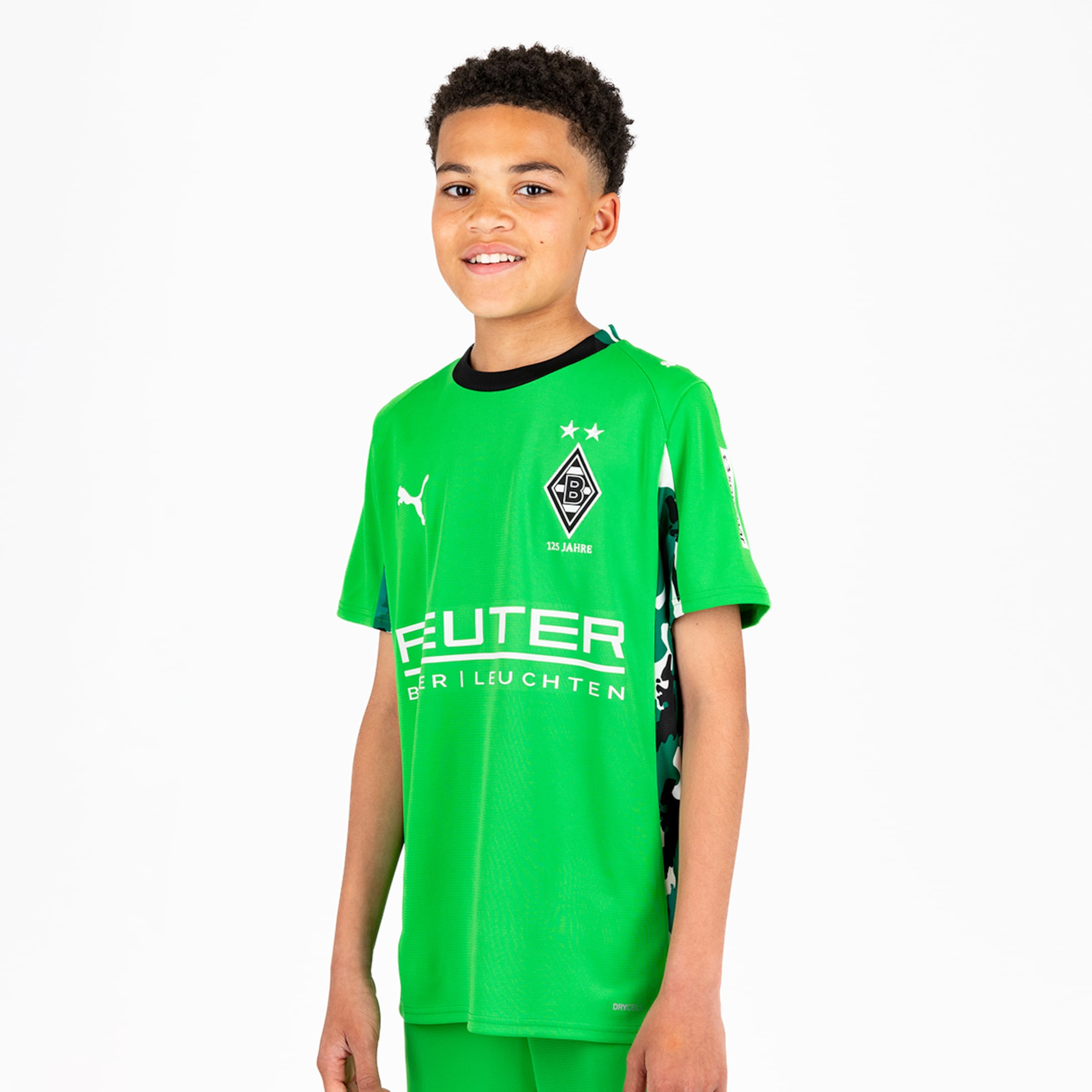 Ein Jugendlicher trägt das grüne Torwarttrikot von Borussia Mönchengladbach.