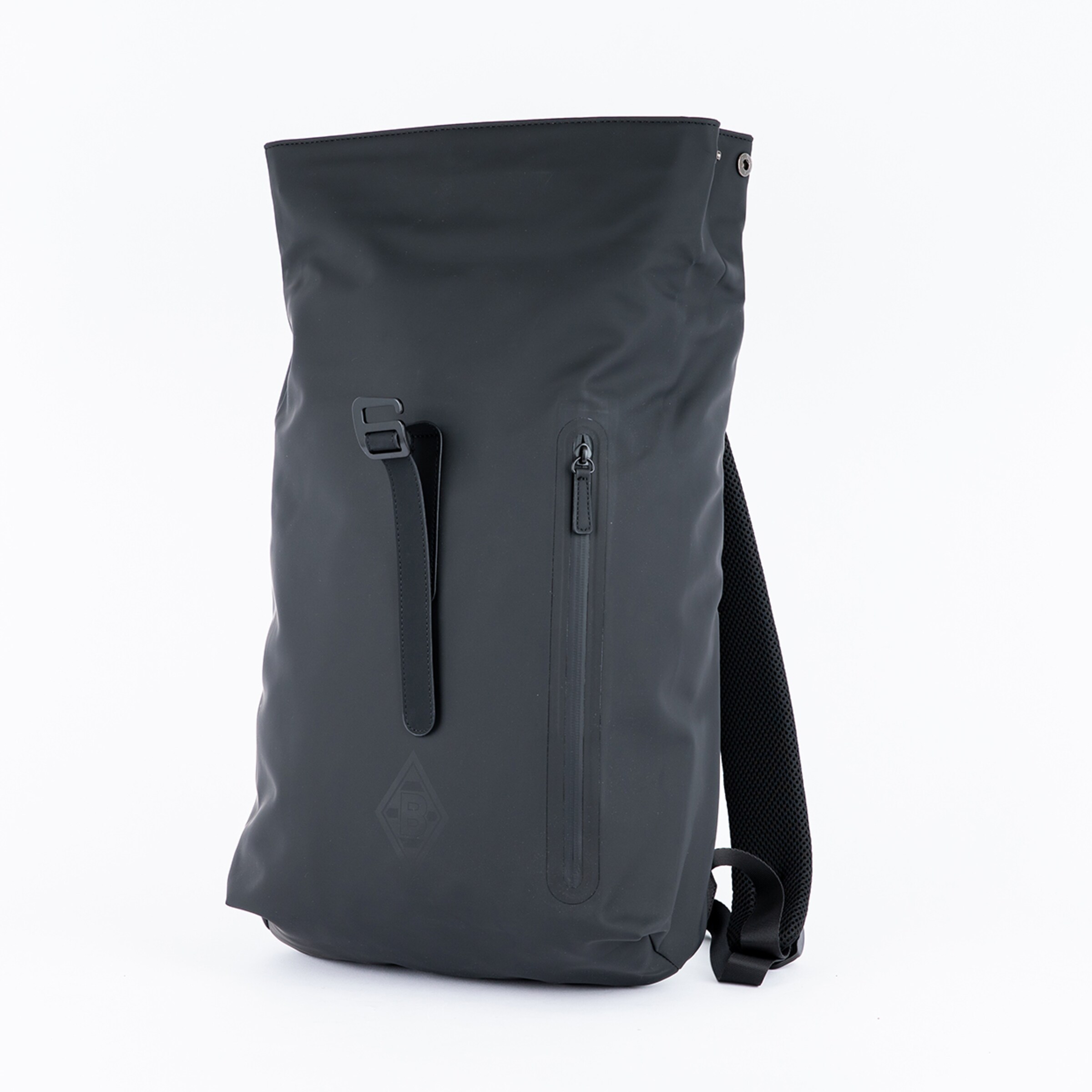 Schwarzer Rucksack mit wasserdichtem Obermaterial verstellbarem Schultergurt und seitlicher Reißverschlusstasche.