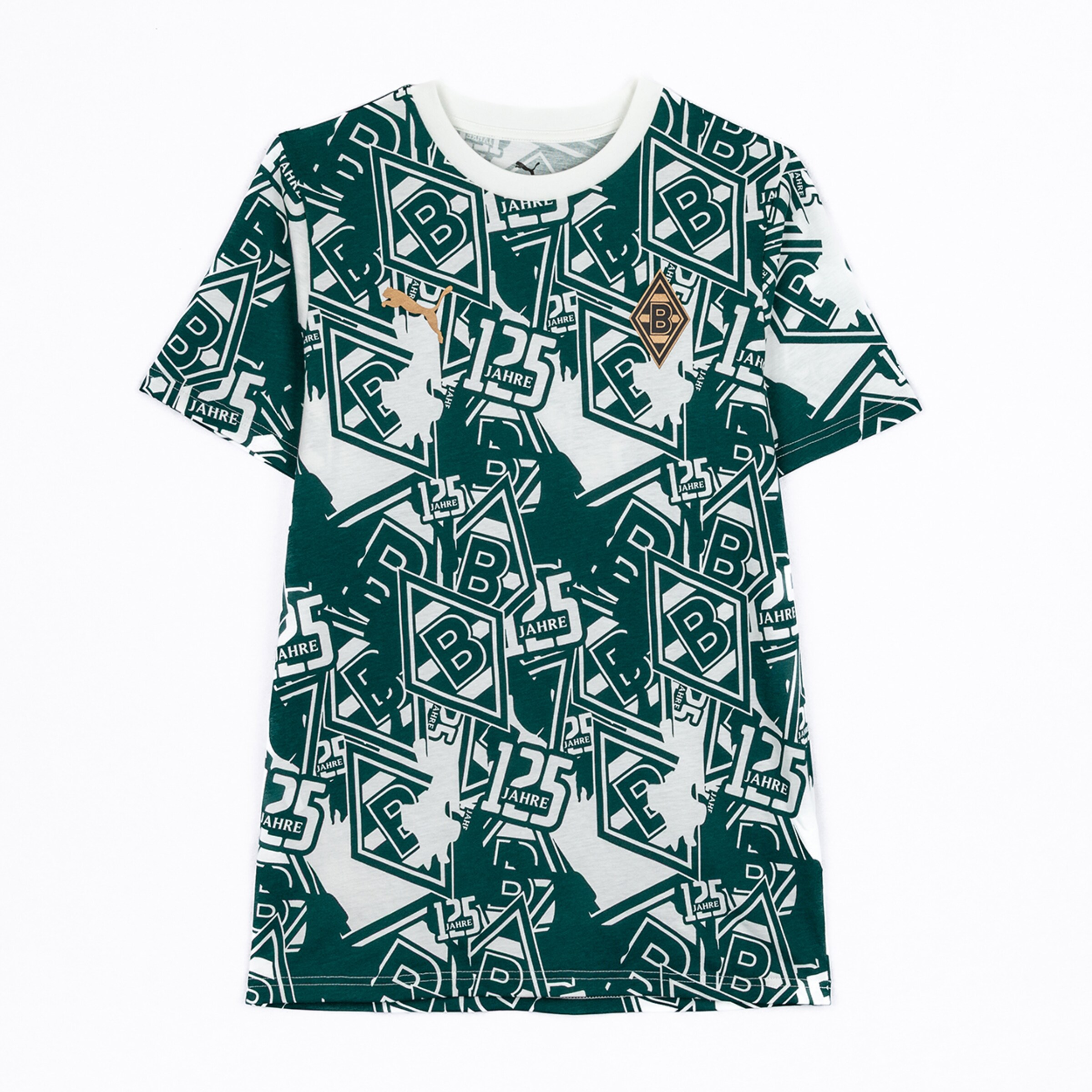Weißes T-Shirt mit grünem „125 JAHRE“ Allover-Print von Borussia Mönchengladbach und goldenem Puma-Logo.