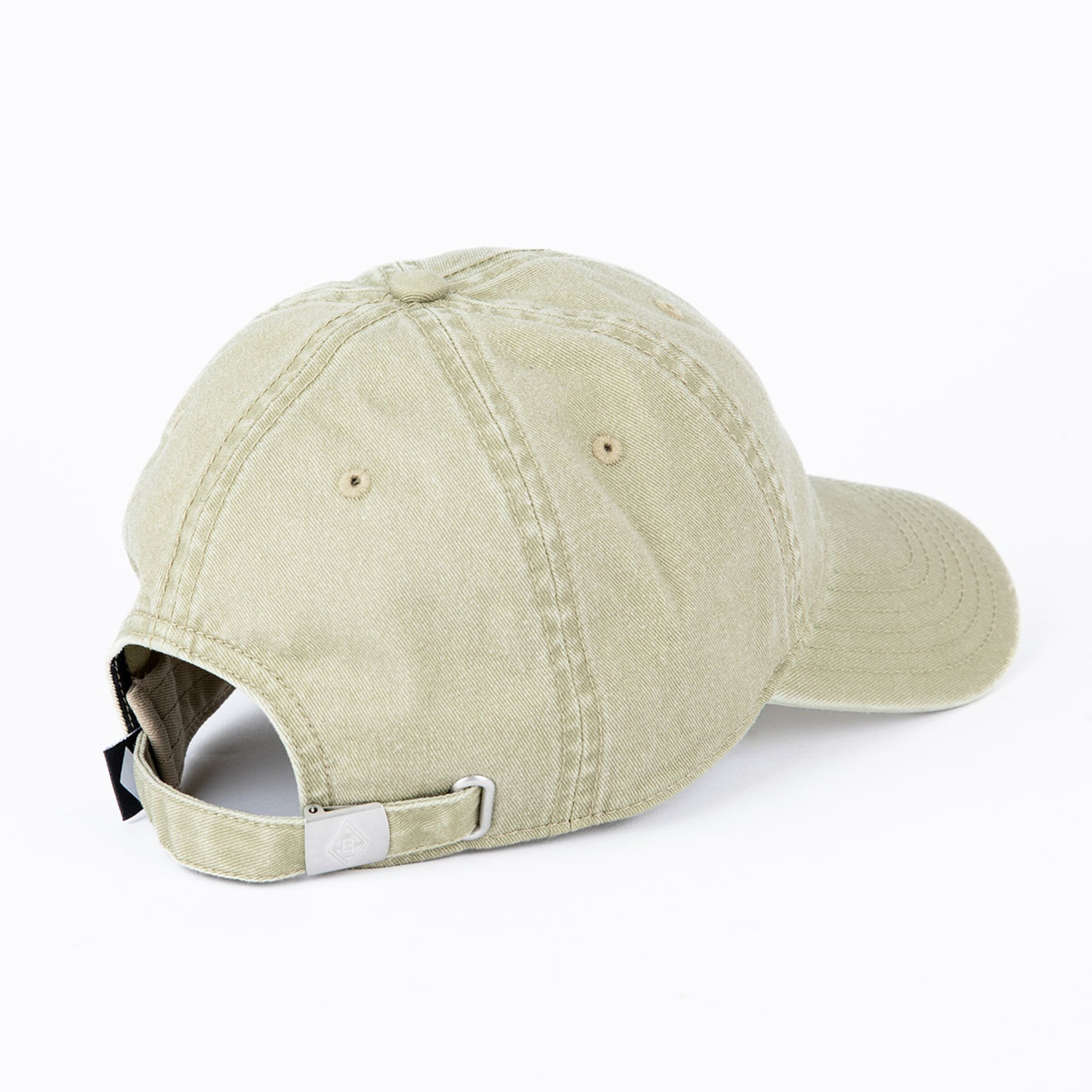 Rückansicht eines khakifarbenen Baseballcaps mit verstellbarem Riemen und Metallschnalle auf weißem Hintergrund.