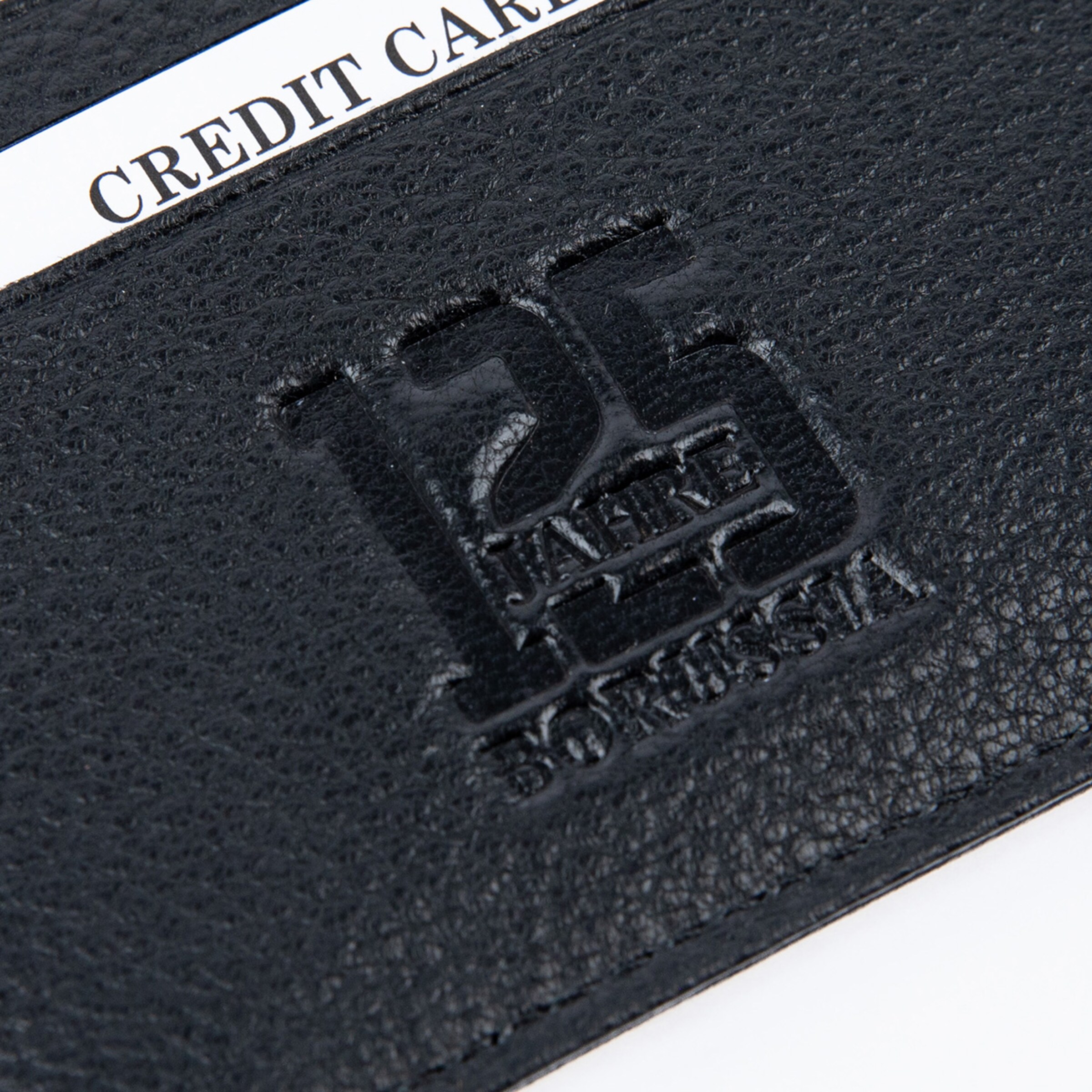 Detailaufnahme eines schwarzen Kreditkartenetuis mit geprägter Aufschrift 125 Jahre Borussia.