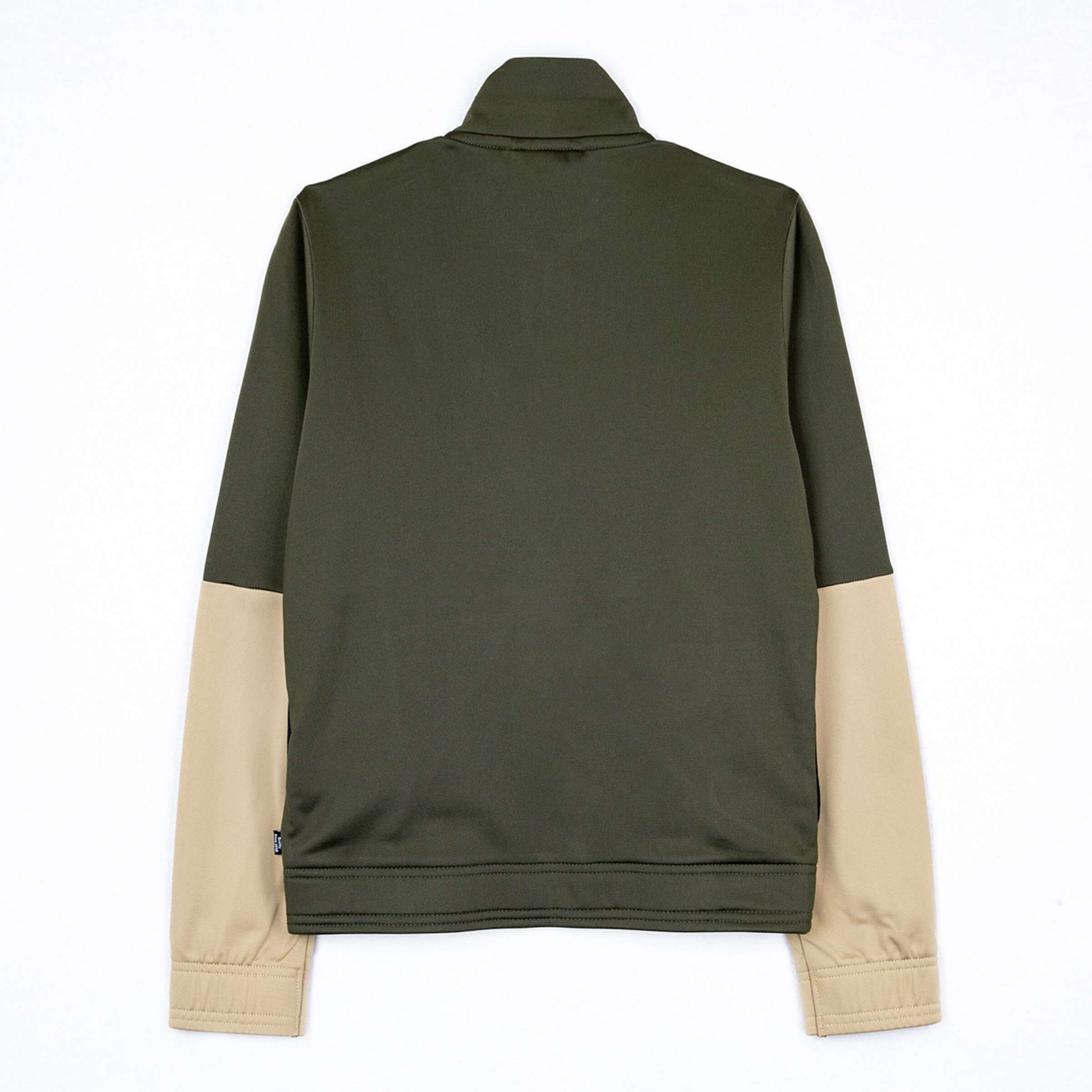 Dunkelgrüne Jacke mit beigen Ärmeln von hinten sichtbar.