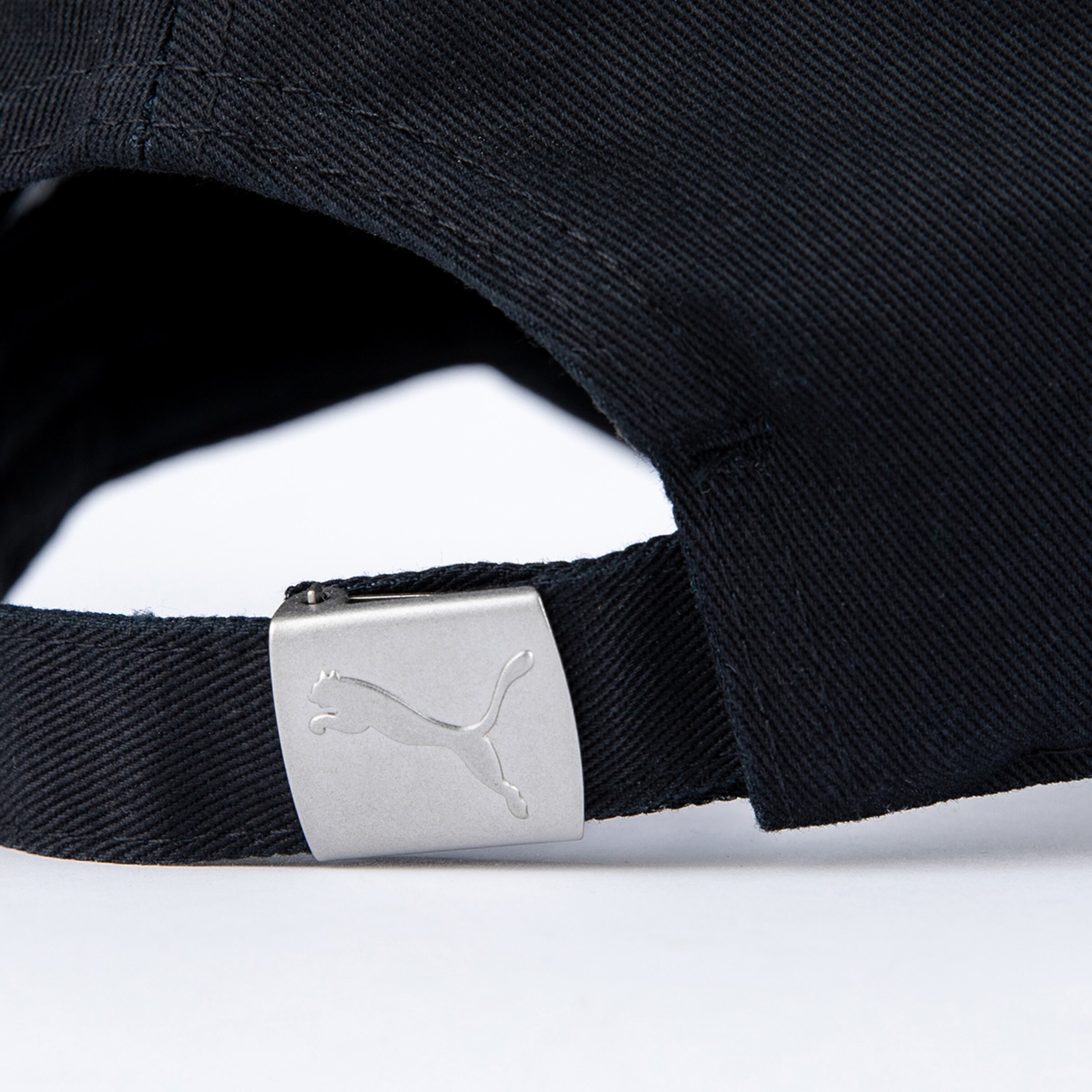 Schwarze Puma-Kappe mit verstellbarem Riemen und silbernem Logo.