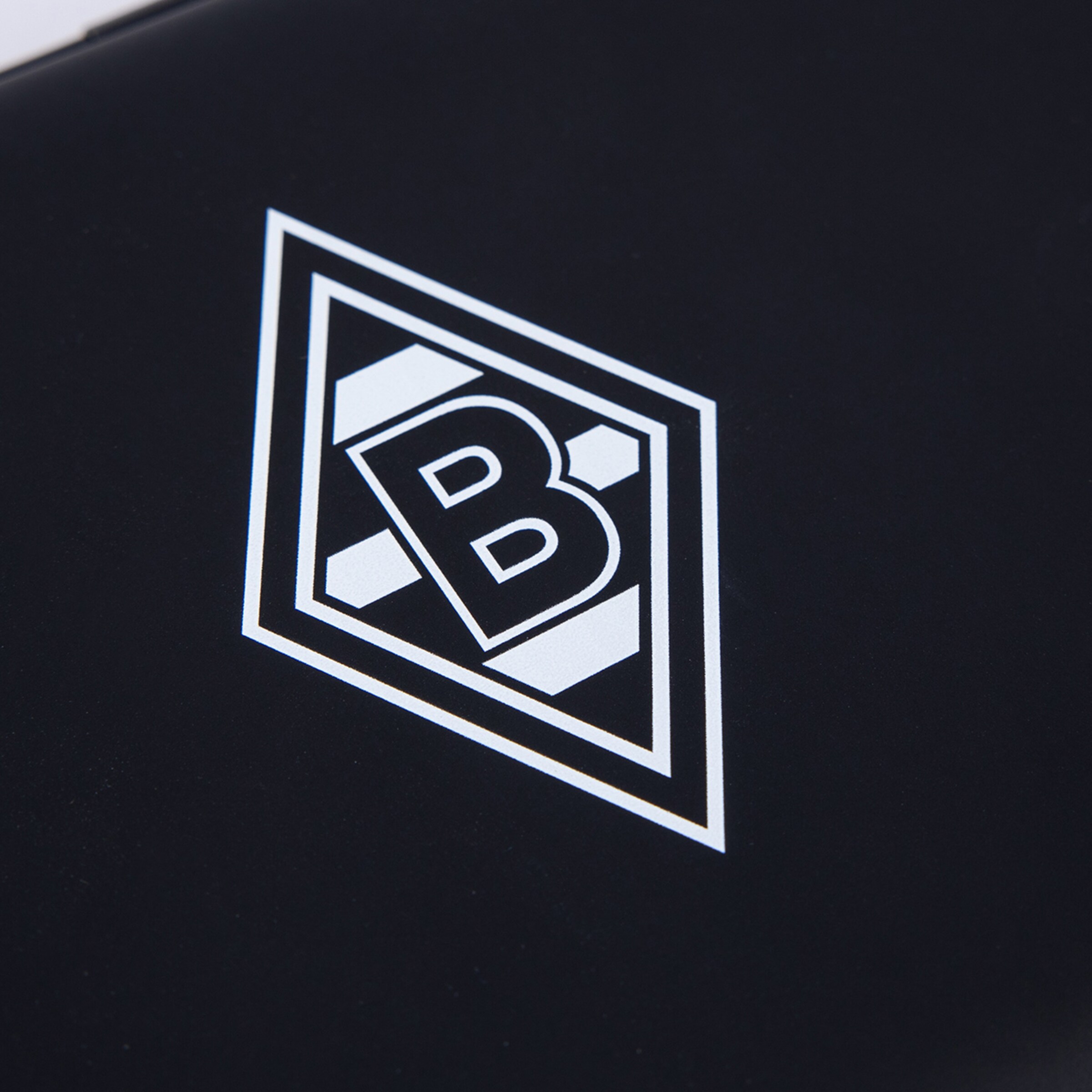 Logo von Borussia Mönchengladbach in Weiß auf schwarzem Hintergrund: Eine Raute mit diagonalen Streifen und einem großen Buchstaben B in der Mitte.