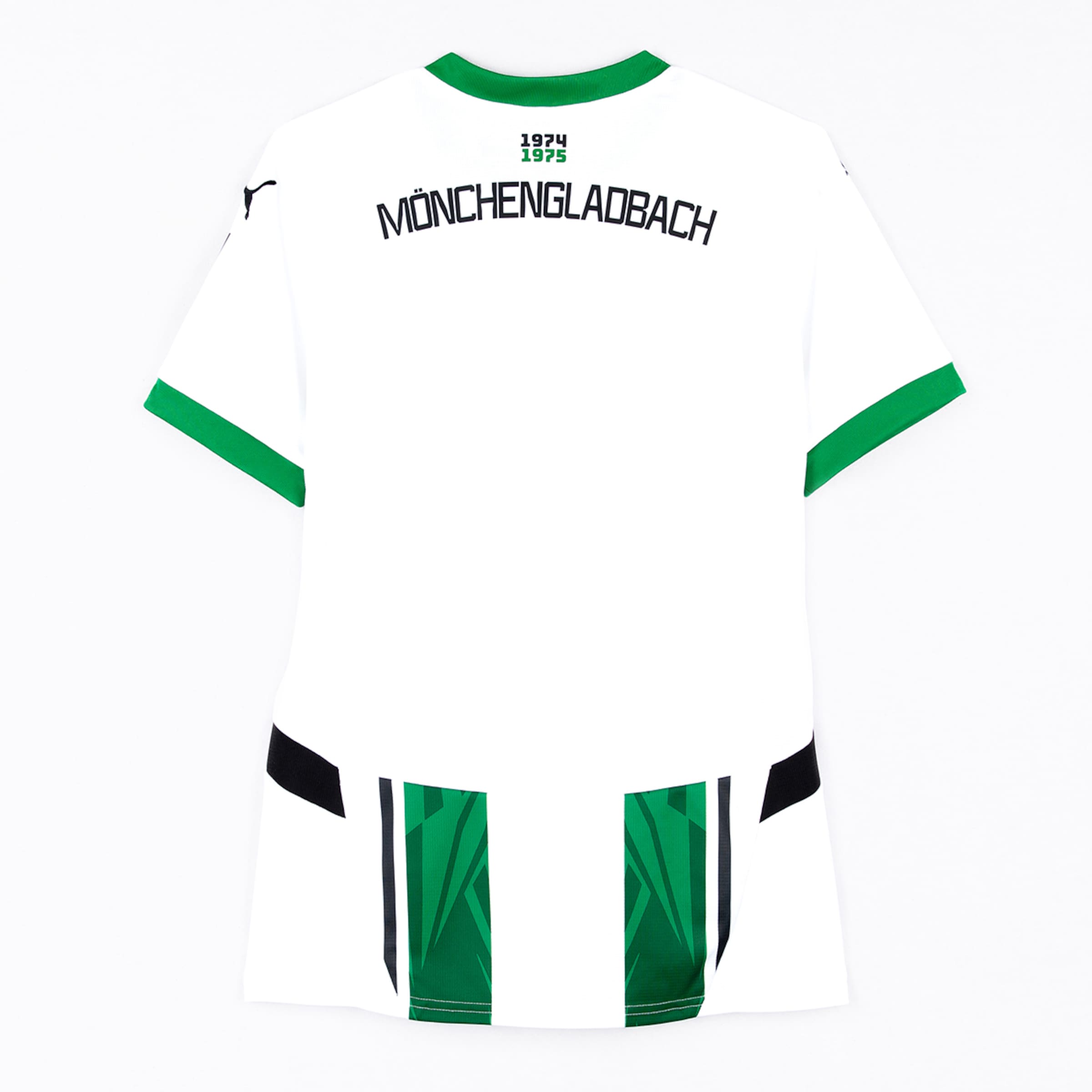 Rückseite eines weißen Puma Mönchengladbach-Trikots mit grünen Details, Vereinsname, „1974 1975“-Druck und Grafikmuster unten.