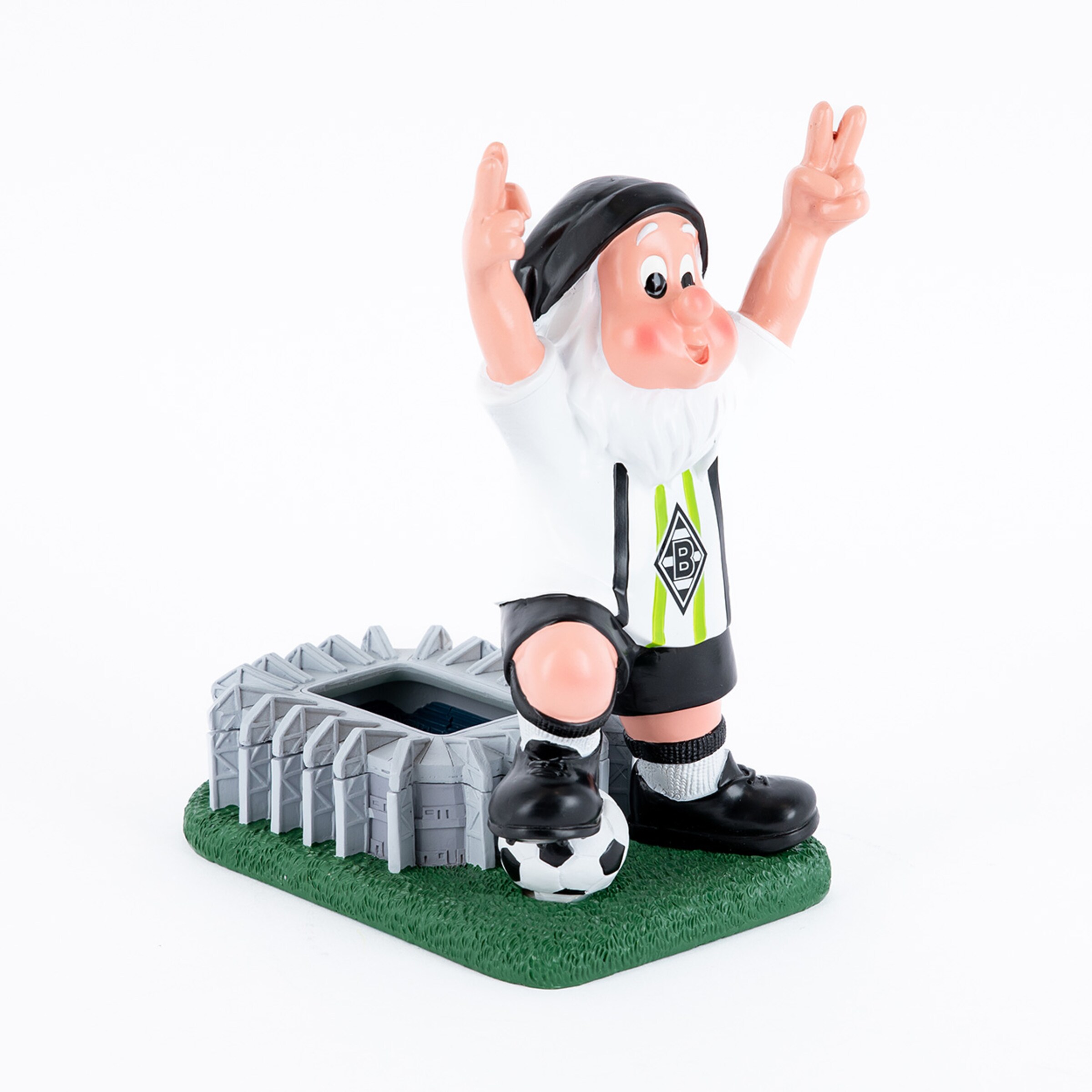 Ein Borussia Mönchengladbach Gartenzwerg in Vereinskleidung mit Fußball und Stadion im Hintergrund.